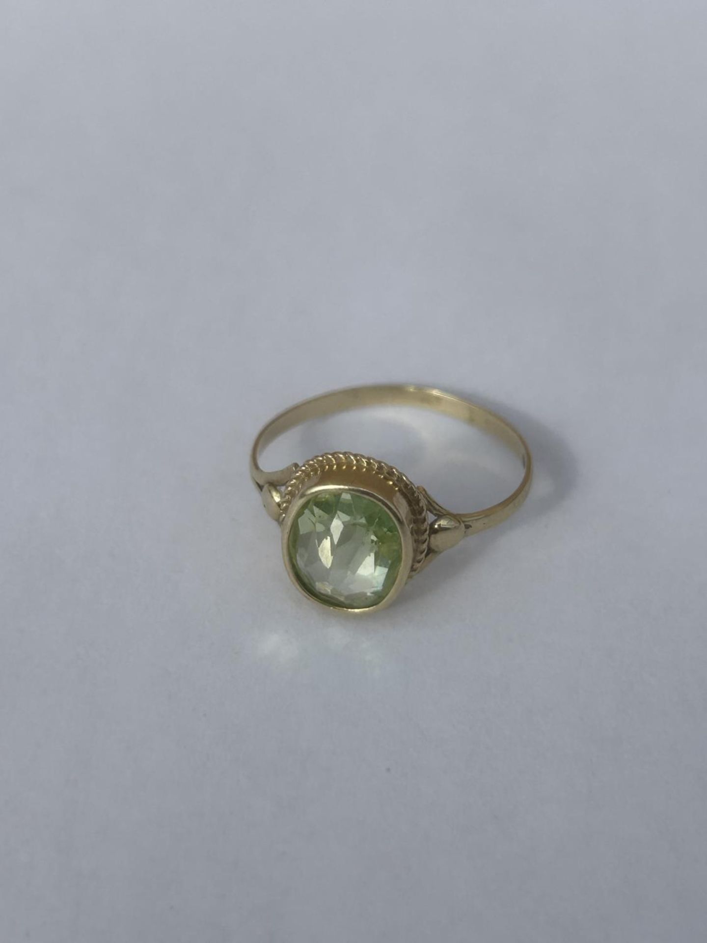 A 14CT GOLD RING WITH A PERIDOT GEMSTONE, SIZE N, WEIGHT 1.65 G
