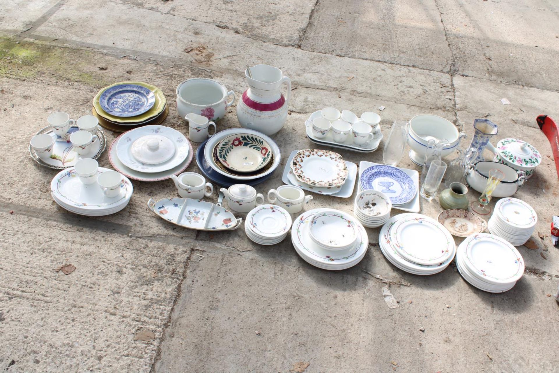 A LARGE ASSORTMENT OF CERAMICS AND GLASS WARE TO INCLUDE PLATES, BOWLS AND A JUG ETC