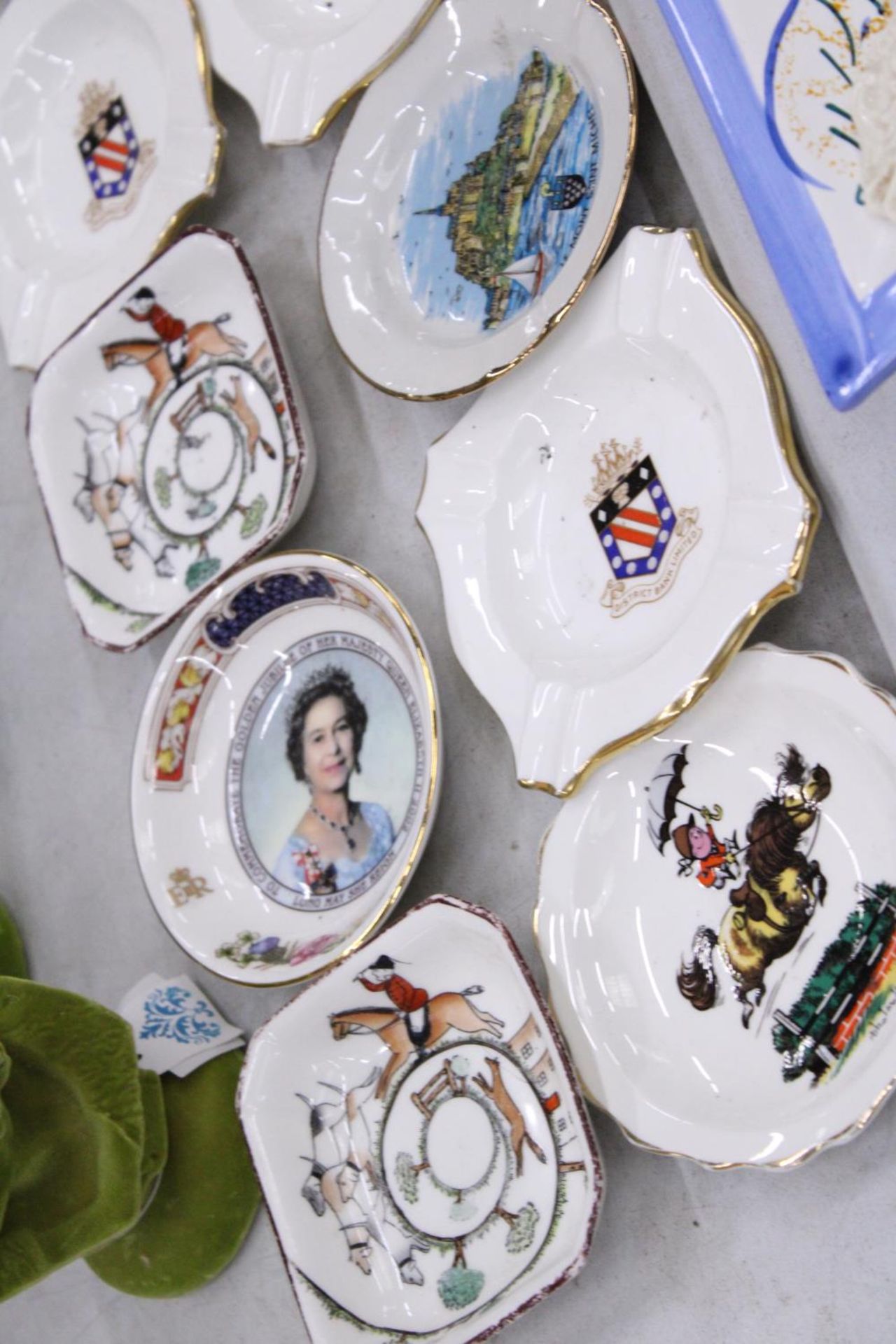 A QUANTITY OF CERAMIC AND CHINA PIN TRAYS TO INCLUDE ROYAL ALBERT 'OLD COUNTRY ROSES', ETC - Bild 5 aus 5