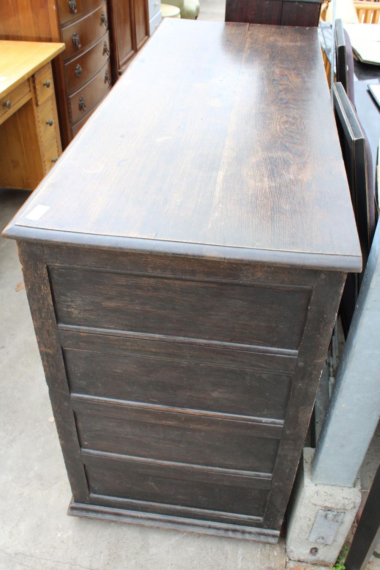 AN OAK GEORGE III STYLE DRESSER WITH FOUR CUPBOARDS AND THREE DRAWERS AND BRASS HANDLES, 60" WIDE - Bild 4 aus 4