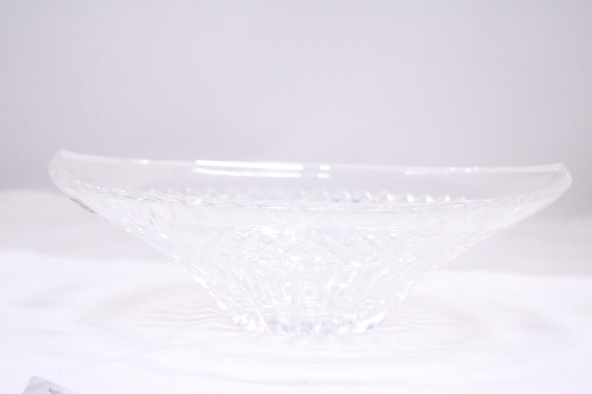 A VINTAGE WATERFORD CRYSTAL FRUIT BOWL, WITH ORIGINAL STICKER, DIAMETER 30CM - A COUPLE OF TINY - Image 2 of 4