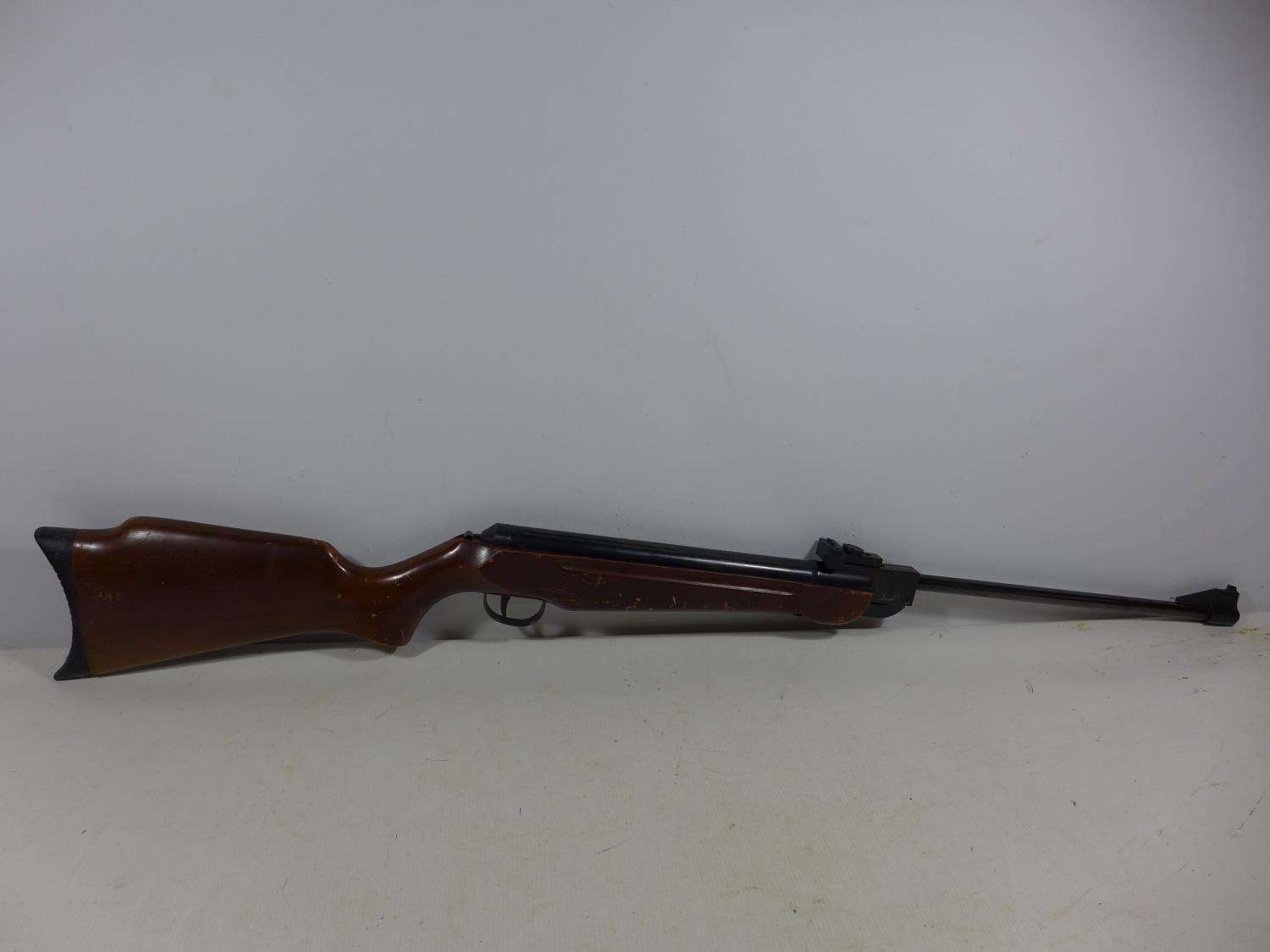 A WEBLEY HAWK MKII .22 CALIBRE AIR RIFLE, 43CM BARREL, LENGTH 107CM, TOGETHER WITH SLIP CASE