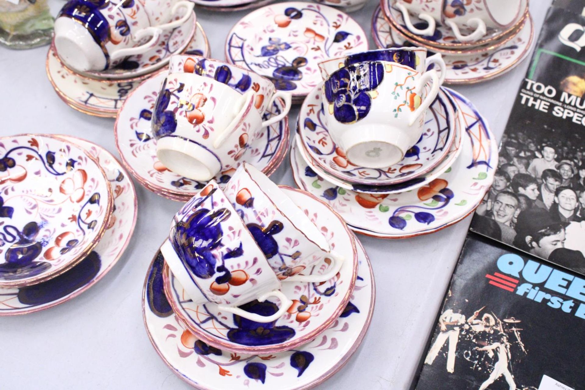 A LARGE QUANTITY OF VINTAGE GAUDY WELSH TEAWARE TO INCLUDE CAKE PLATES, SUGAR BOWLS, CUPS, SAUCERS - Image 4 of 5