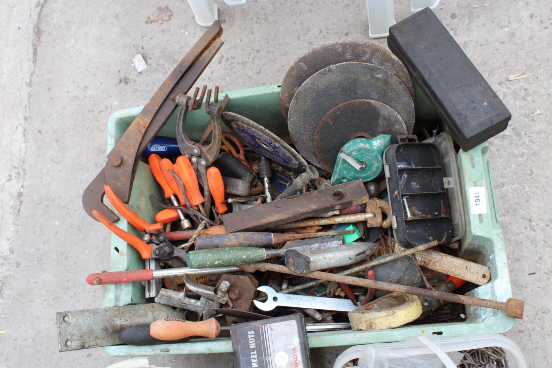 AN ASSORTMENT OF TOOLS AND HARDWARE TO INCLUDE NAILS, STAPLES AND HAND TOOLS ETC - Image 3 of 3
