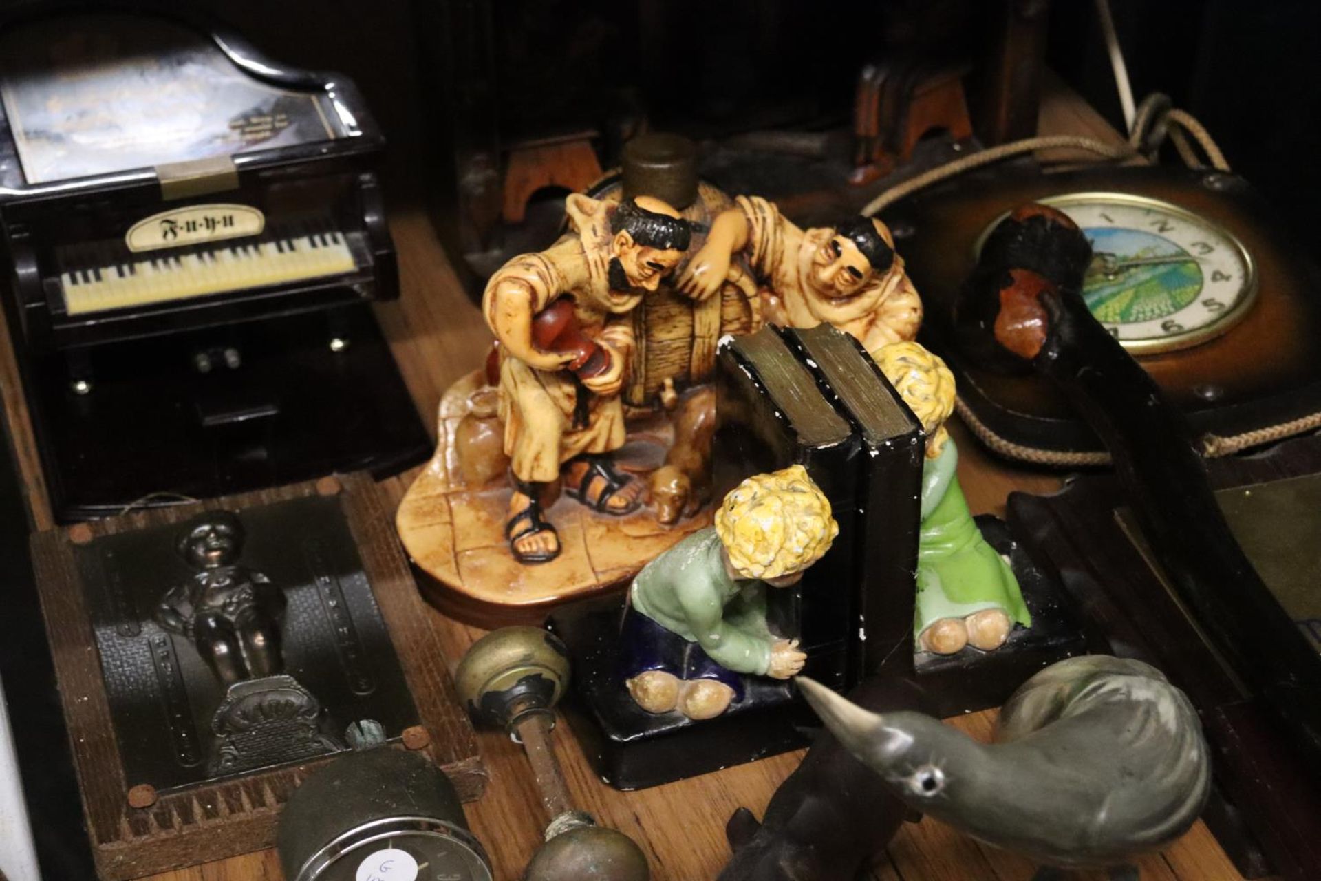 A QUANTITY OF ITEMS TO INCLUDE A SHILLELAGH, HORN BIRDS, A CLOCK, PLAQUES, BOOK-ENDS, DIORAMA, ETC - Image 3 of 7