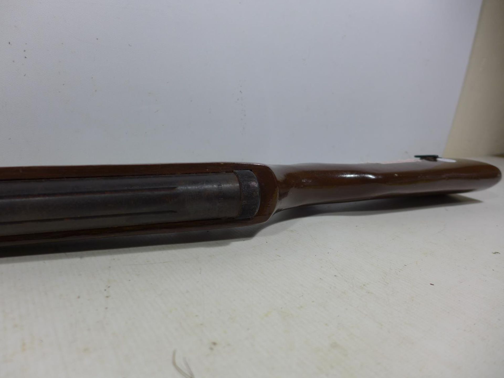 A .22 CALIBRE AIR RIFLE SERIAL NUMBER 110424451, 36CM BARREL, LENGTH 96CM, TOGETHER WITH SLIP CASE - Image 3 of 8