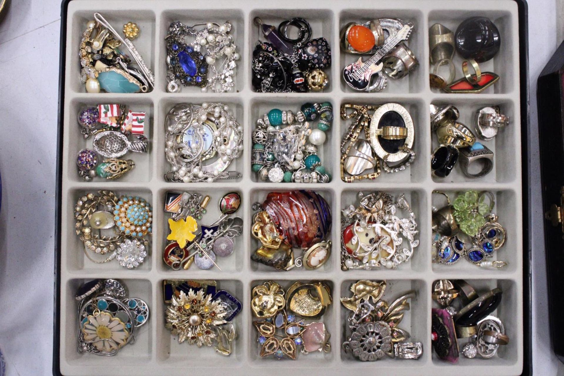 A QUANTITY OF COSTUME JEWELLERY IN DISPLAY CASE