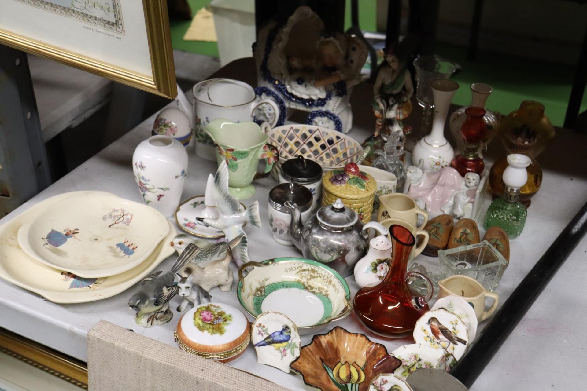 A LARGE, VINTAGE COLLECTION OF CERAMICS TO INCLUDE FIGURES, BIRDS, JUGS, BOWLS, SMALL PLATES, ETC