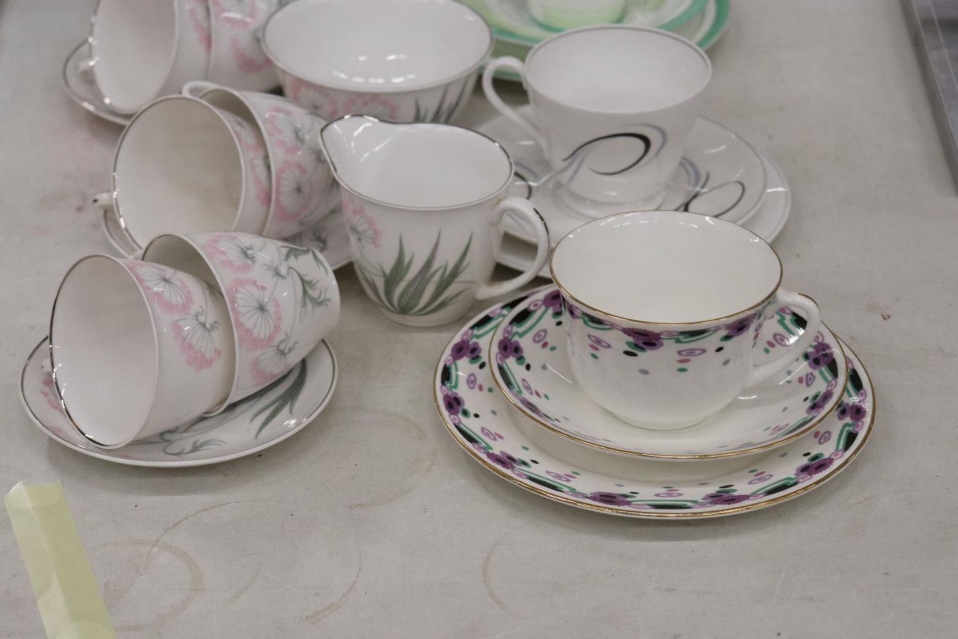 A MIXED LOT OF SHELLEY TEAWARE TO INCLUDE A TEA POT, CUPS, SAUCERS, JUG ETC - Image 2 of 6