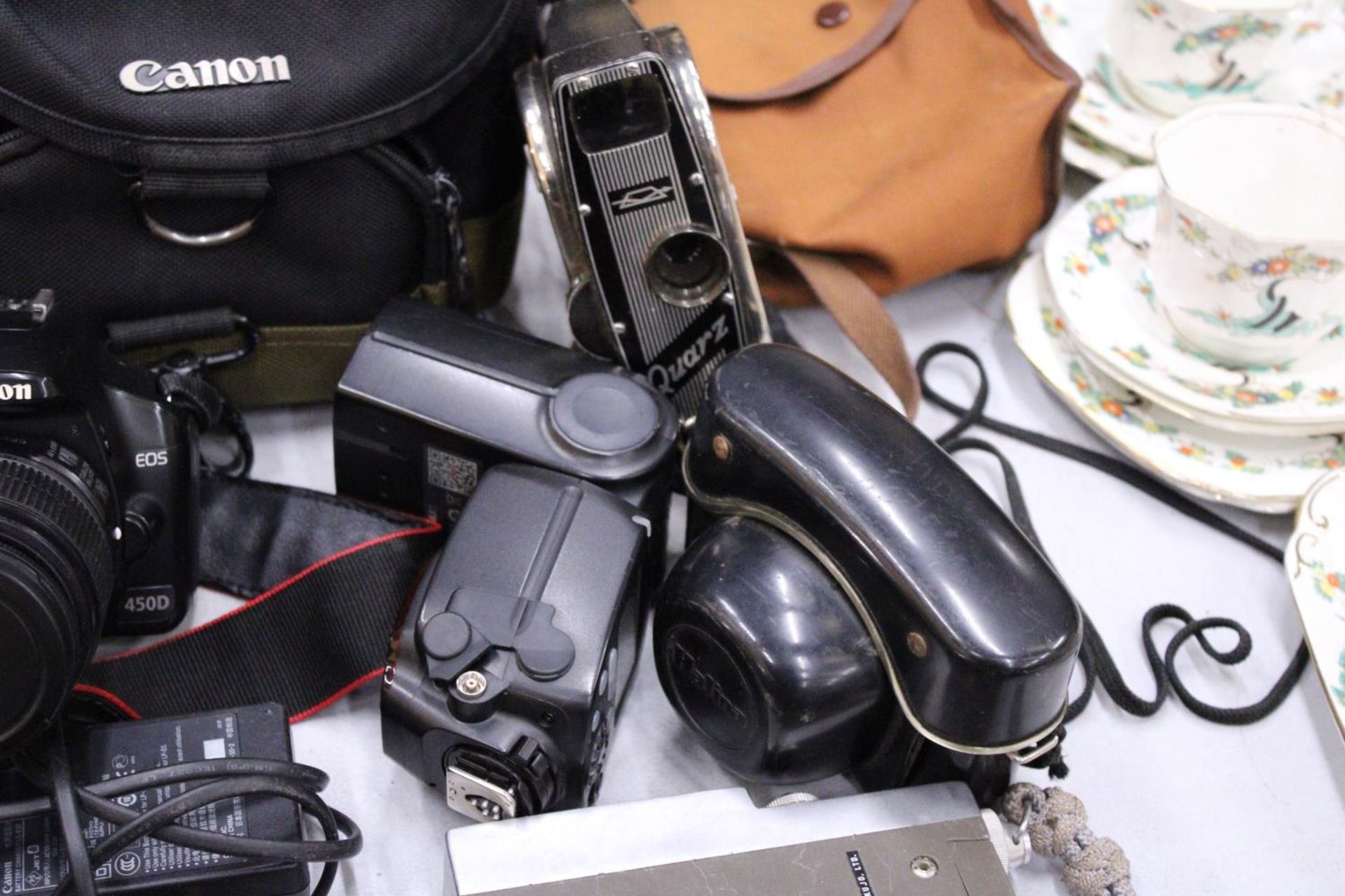 A COLLECTION OF CAMERAS TO INCLUDE A CANON EOS WITH BATTERY PACK, LENS AND BAG, PLUS A VINTAGE - Image 5 of 6