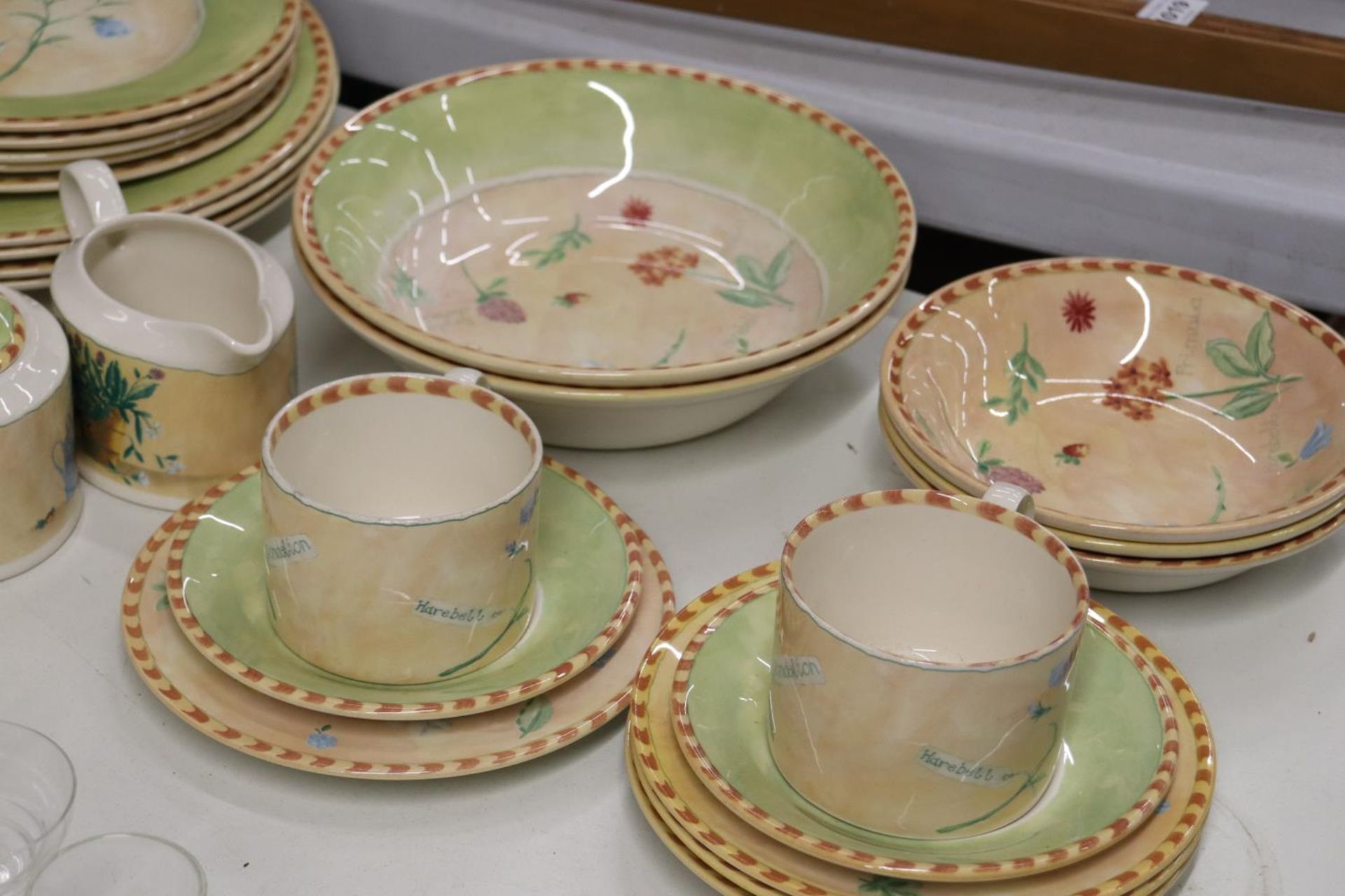 A PART DINNER SERVICE TO INCLUDE PLATES, LARGE BOWLS, DESSERT BOWLS, A TEAPOT, SUGAR BOWL, CREAM - Image 5 of 6