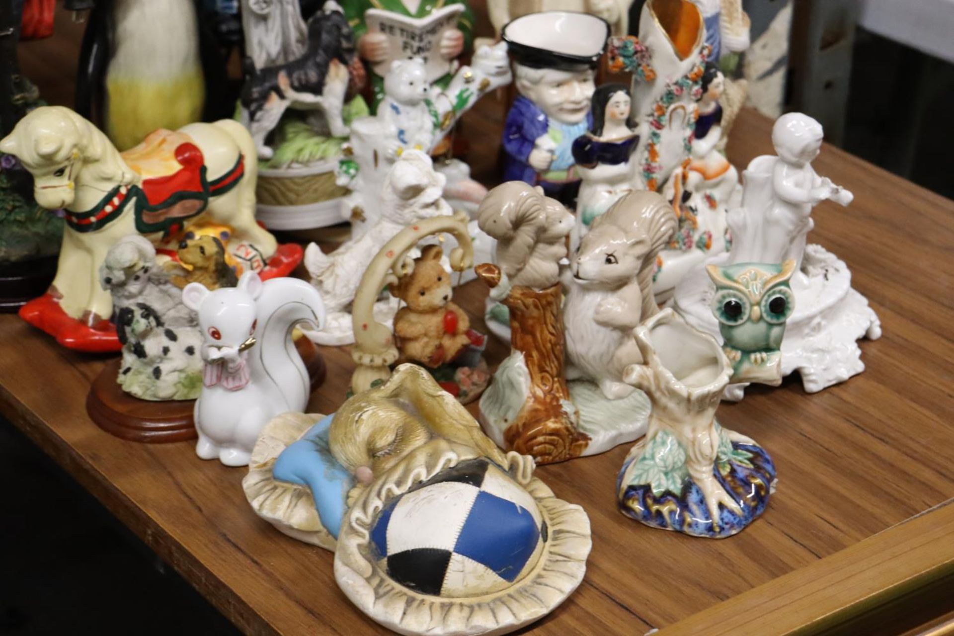 A COLLECTION OF FIGURES TO INCLUDE DOGS, RABBITS, A PENGUIN, STAFFORDSHIRE STYLE, CLOWNS, ETC - Image 7 of 7