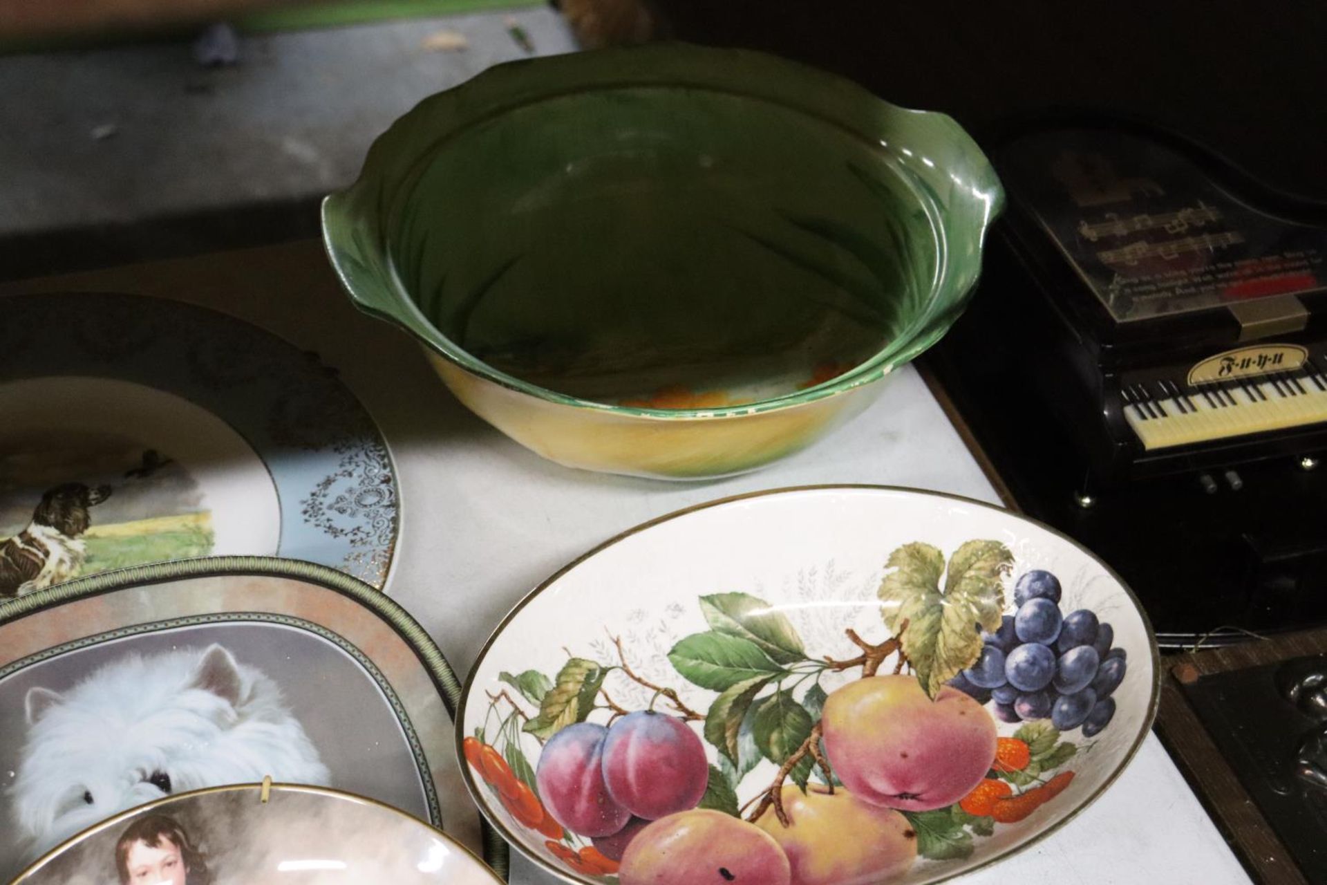 A COLLECTION OF 13 CABINET PLATES PLUS A LARGE ALFRED MEAKIN AND WREN BOWLS - Image 4 of 6