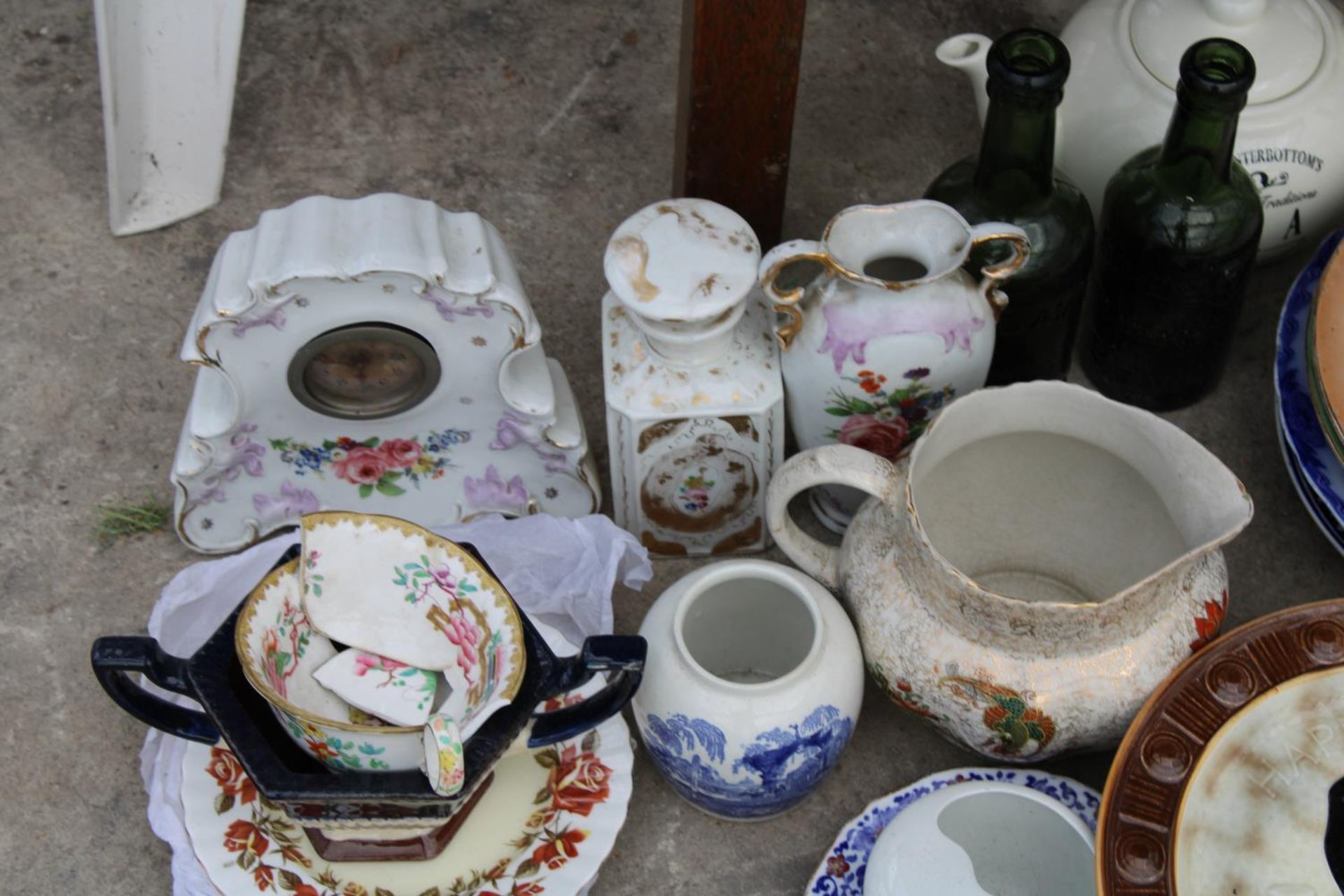 AN ASSORTMENT OF ITEMS TO INCLUDE CERAMIC PLATES, A CLOCK AND CUPS ETC - Image 3 of 5
