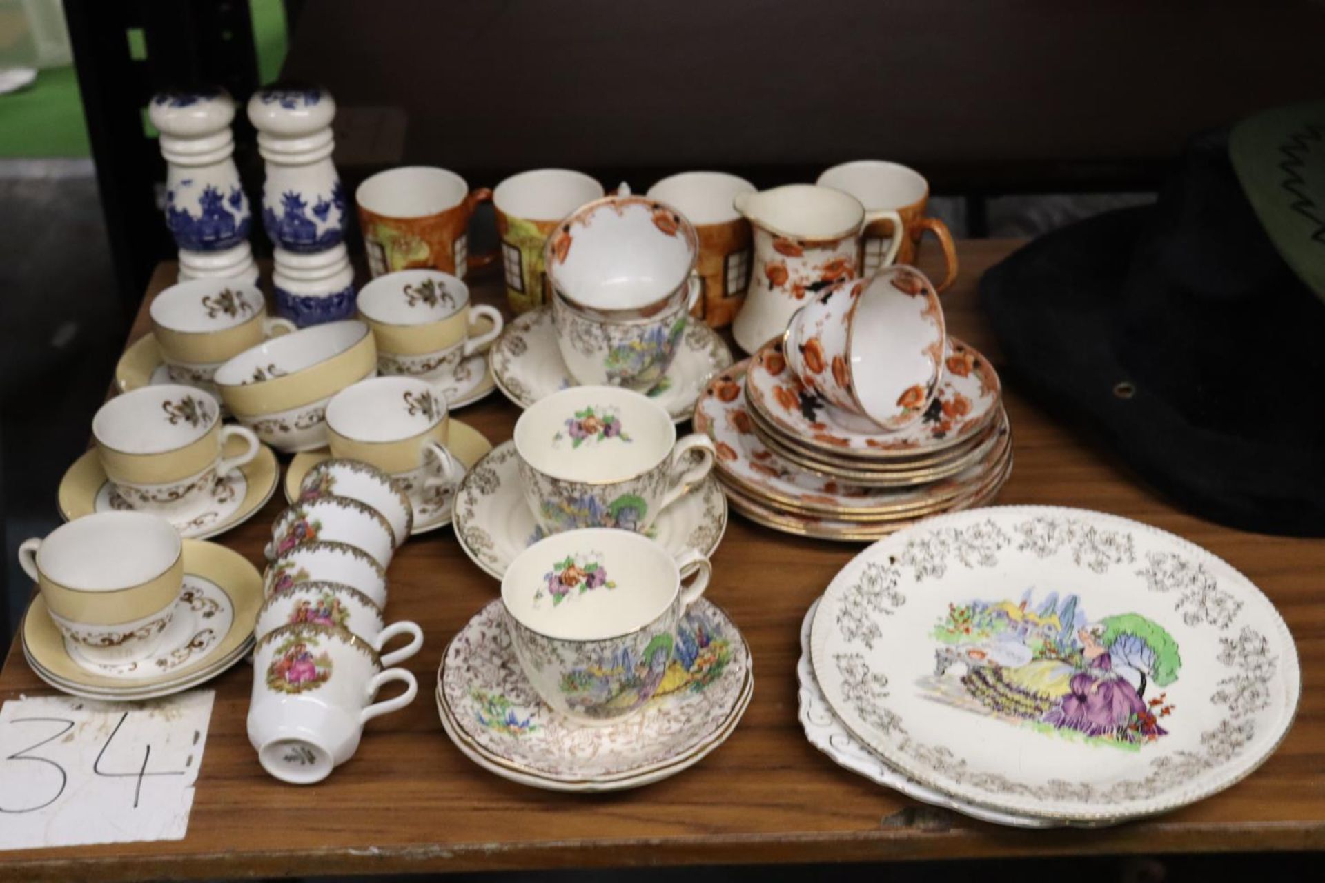 A MIXED LOT OF TEAWARE TO INCLUDE CUPS, SAUCERS, SIDE PLATES. CAKE PLATES, CREAM JUG SUGAR BOWL ETC