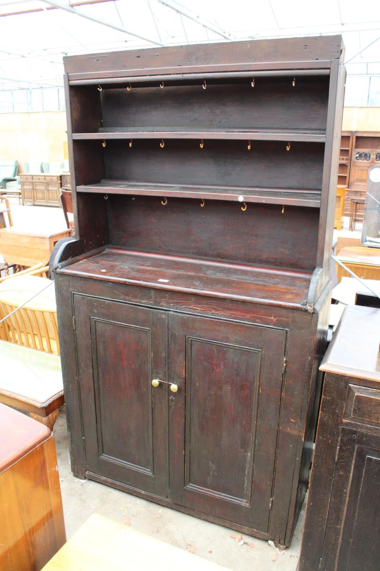 A LATE VICTORIAN PINE KITCHEN DRESSER WITH 2 CUPBOARDS TO BASE AND PLATE RACK, 43" WIDE