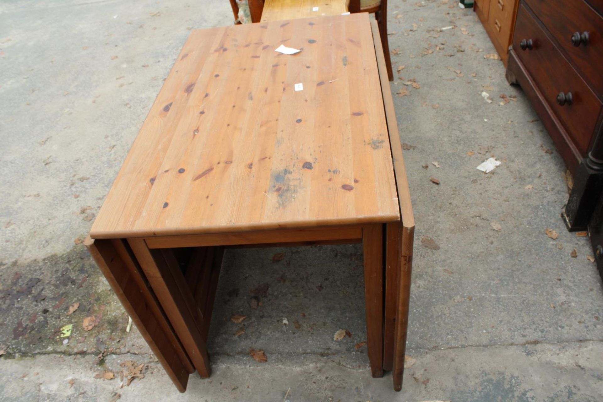 A MODERN PINE GATE-LEG DINING TABLE, 79.5" X 41" OPENED
