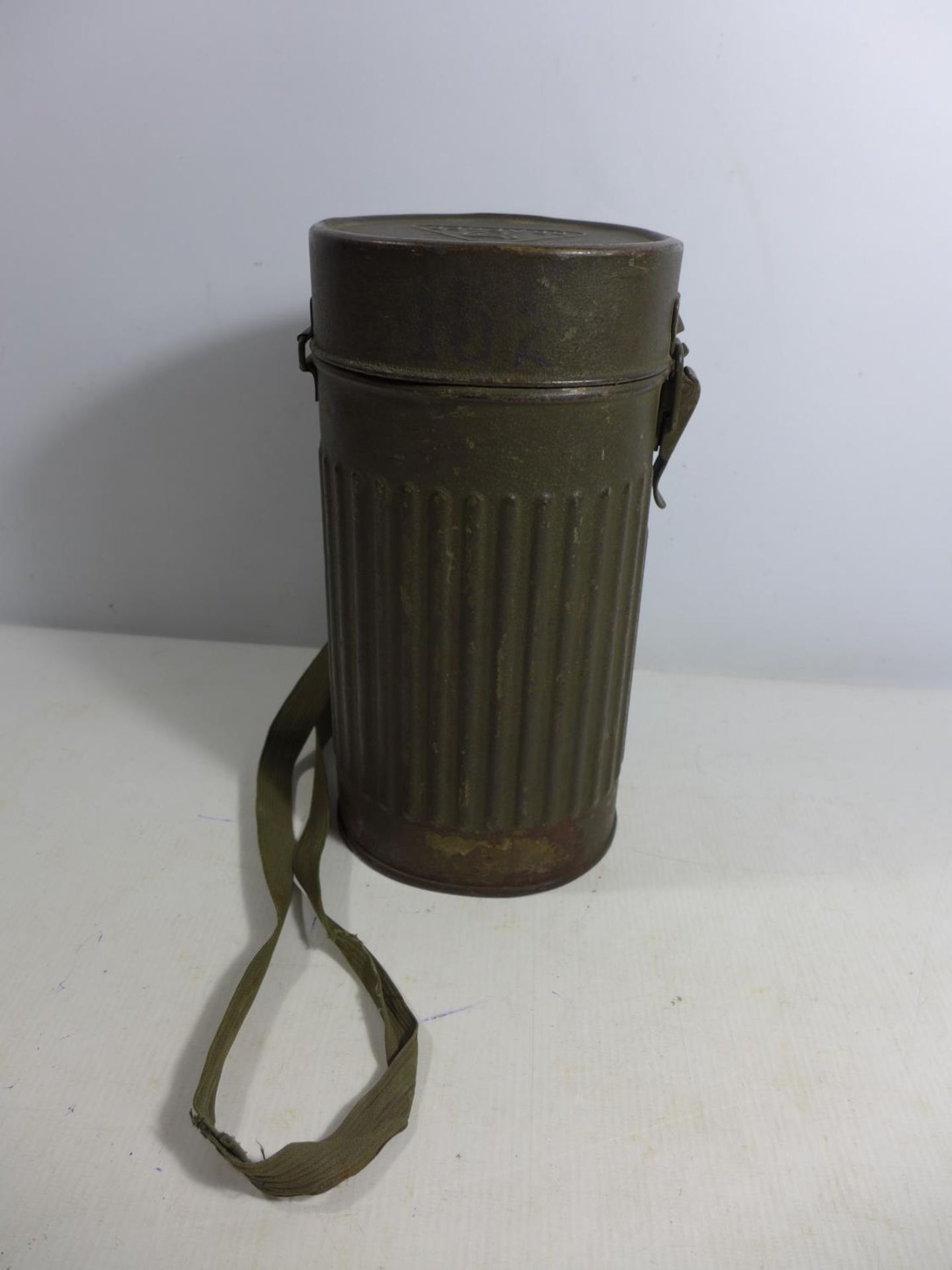 A MID 20TH CENTURY GERMAN GAS MASK AND METAL CONTAINER - Bild 5 aus 5