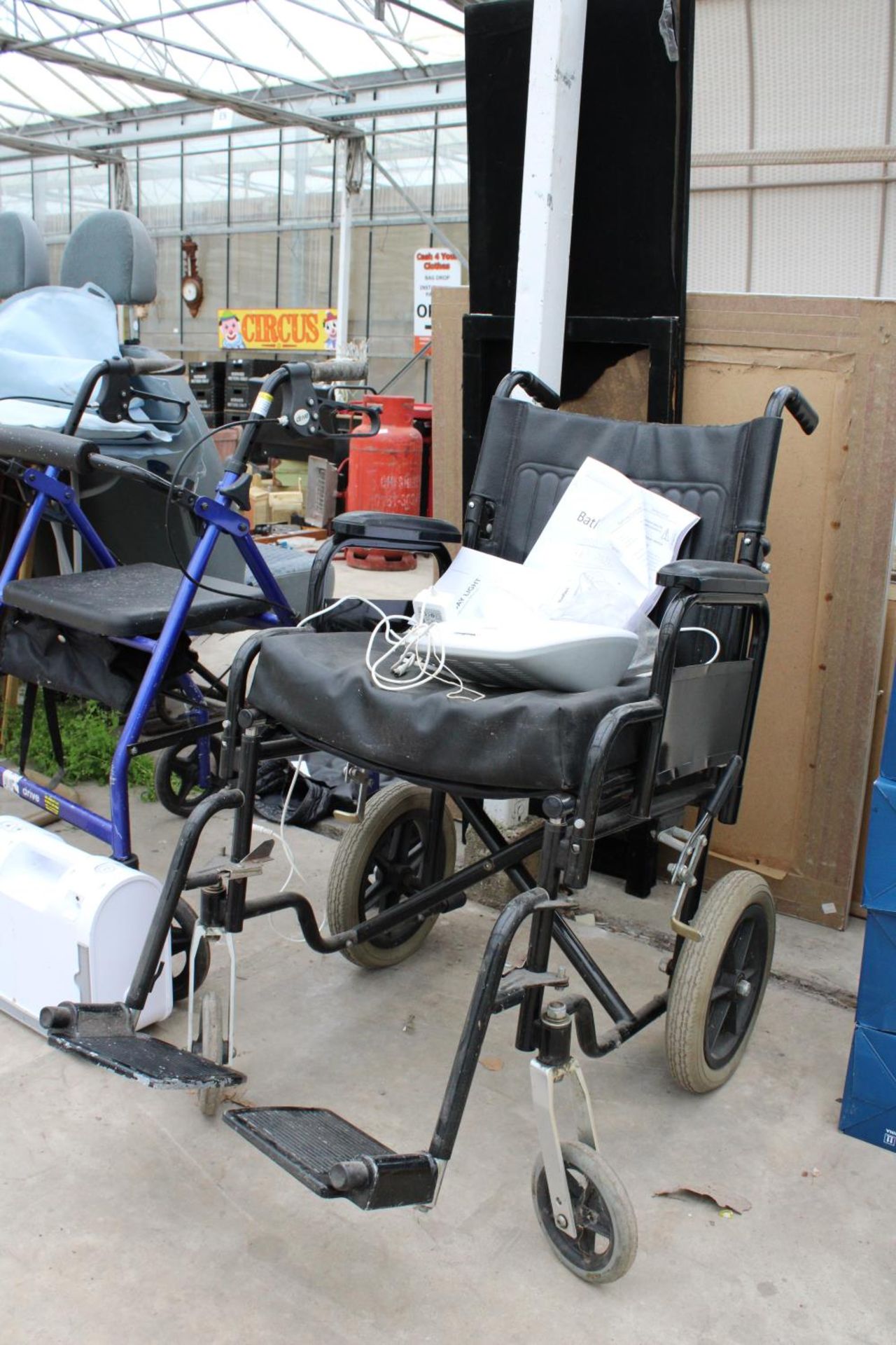 AN ASSORTMENT OF MOBILITY ITEMS TO INCLUDE A WHEEL CHAIR AND A DRIVE WALKING AID ETC - Bild 2 aus 4