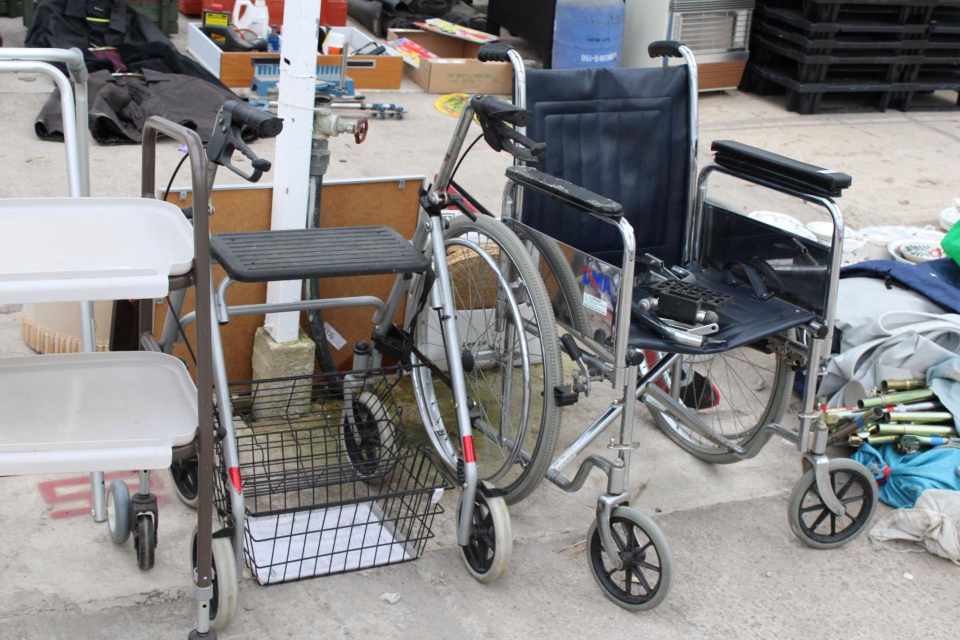 AN ASSORTMENT OF MOBILITY ITEMS TO INCLUDE A WALKING AID AND A WHEEL CHAIR ETC - Bild 3 aus 4