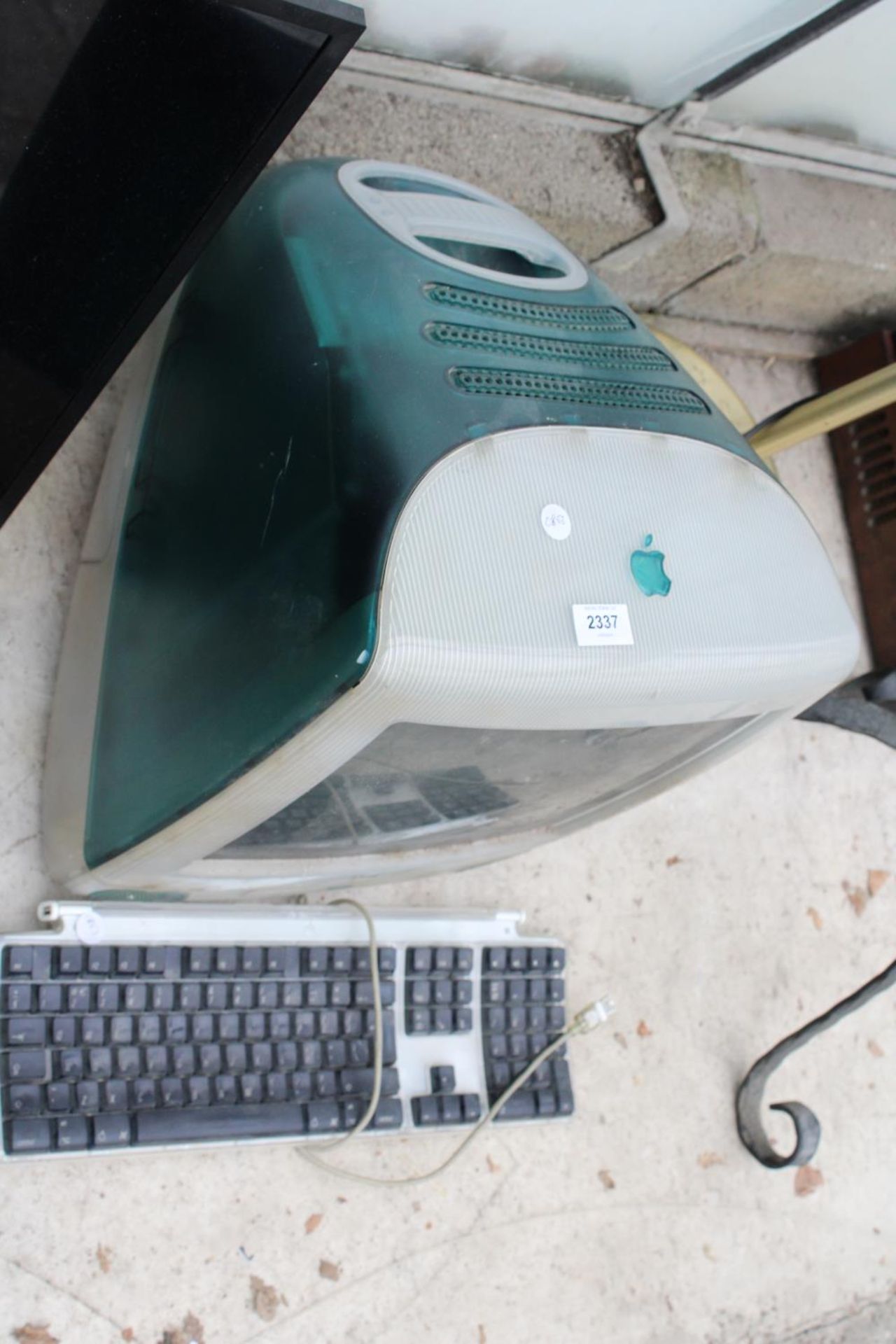 A RETRO APPLE IMAC WITH KEYBOARD - Image 2 of 2
