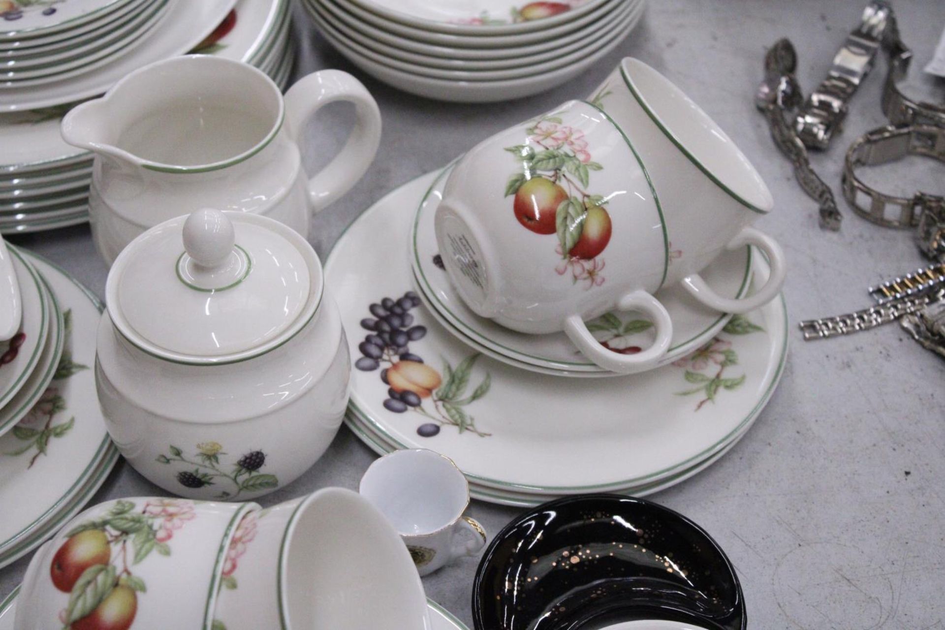 A QUANTITY OF MARKS AND SPENCERS DINNERWARE TO INCLUDE VARIOUS SIZES OF PLATES, A CREAM JUG, SUGAR - Bild 6 aus 7
