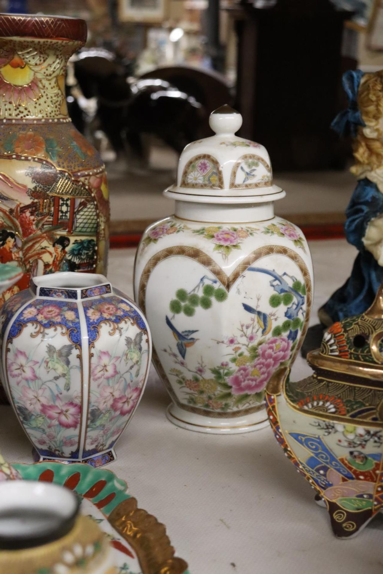A QUANTITY OF ORIENTAL CERAMICS TO INCLUDE A HAND PAINTED VASE, CANDLE STICKS, TRINKET BOXES, ETC - Image 8 of 8