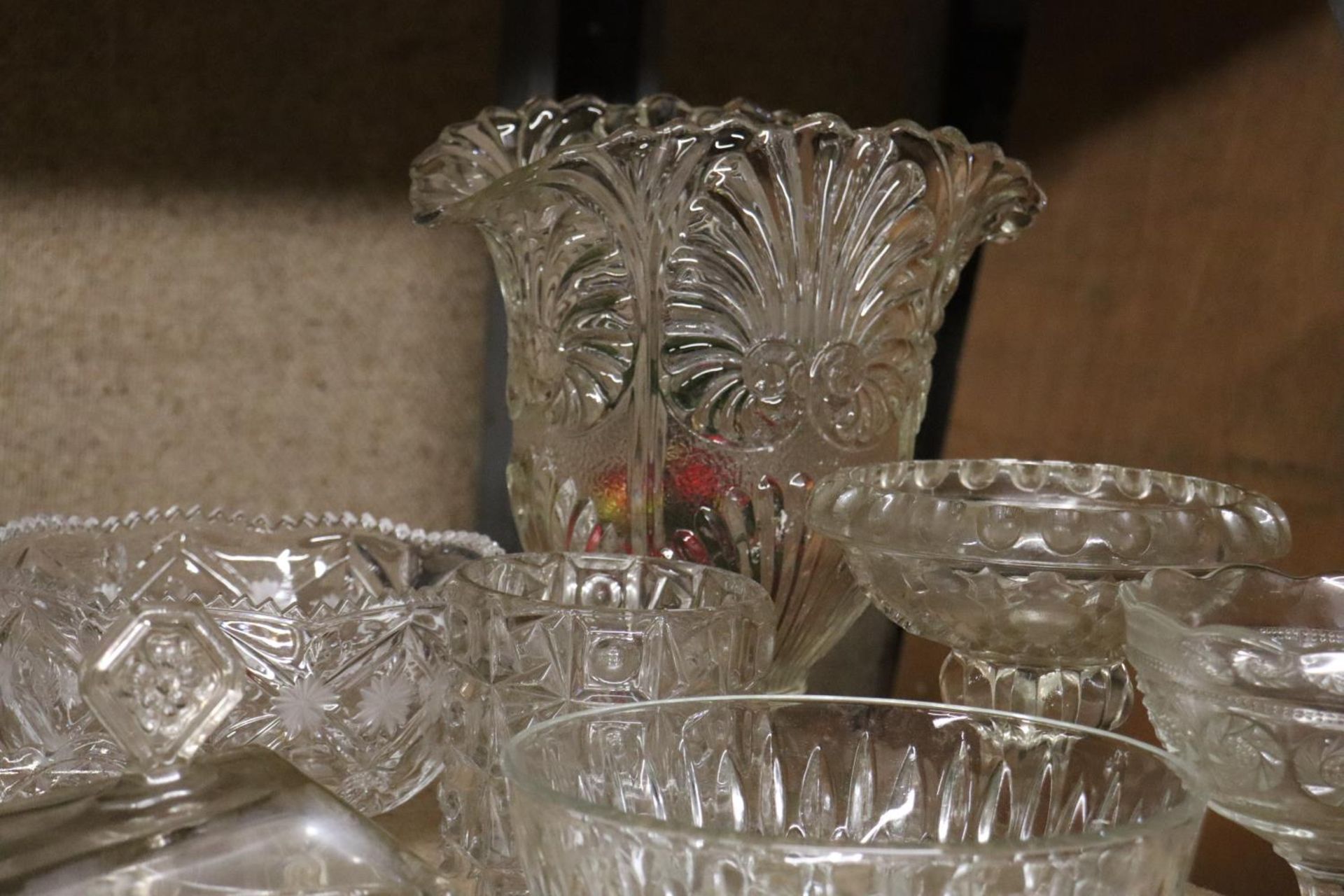 A QUANTITY OF GLASSWARE TO INCLUDE A LARGE VASE, BOWLS, FOOTED BOWLS, A CHEESE DISH, ETC - Image 3 of 5