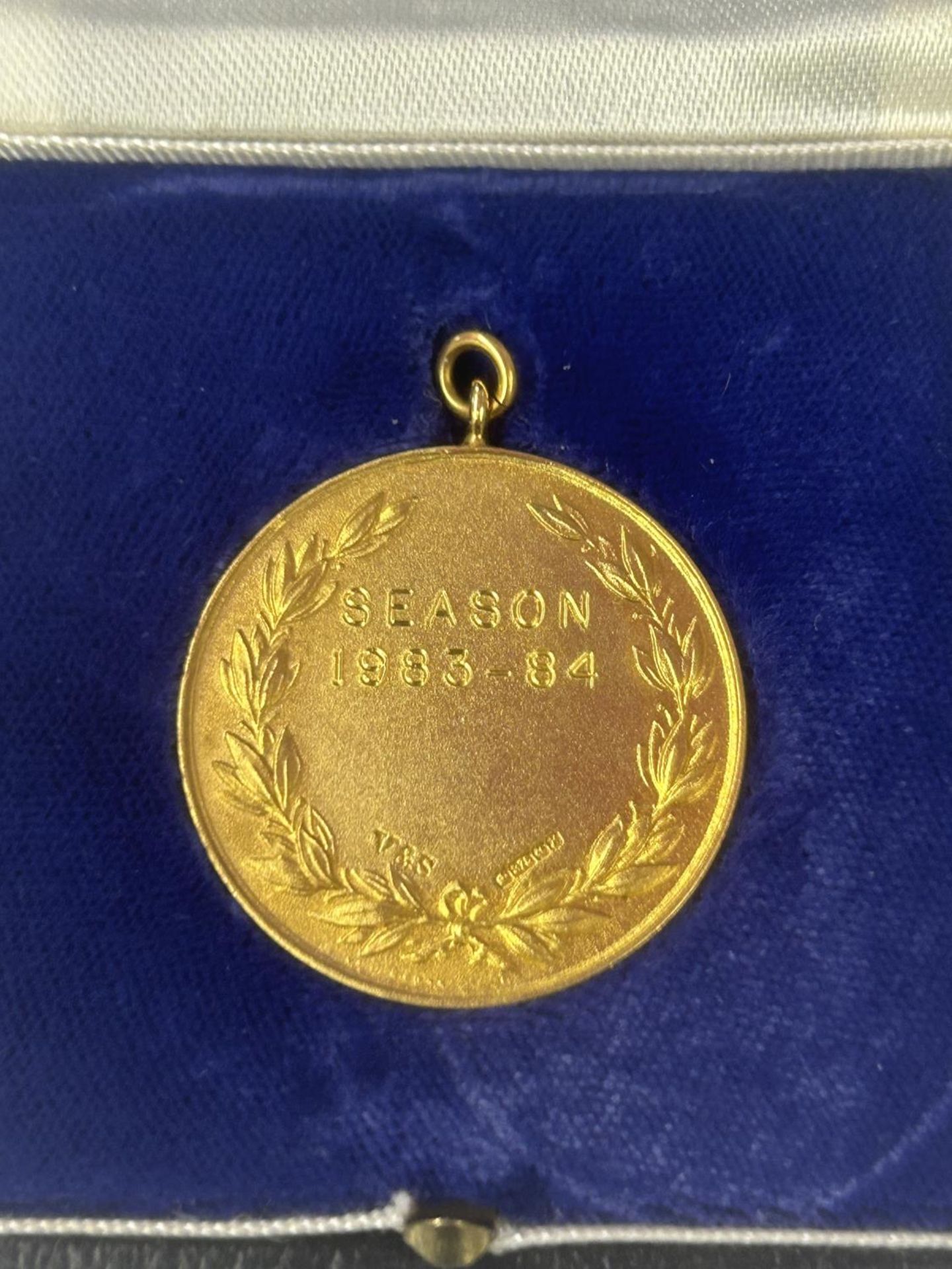 A HALLMARKED 9 CARAT GOLD & ENAMEL FOOTBALL LEAGUE CANON DIVISION 3 LEAGUE WINNERS MEDAL 1983-1984 - Image 3 of 5