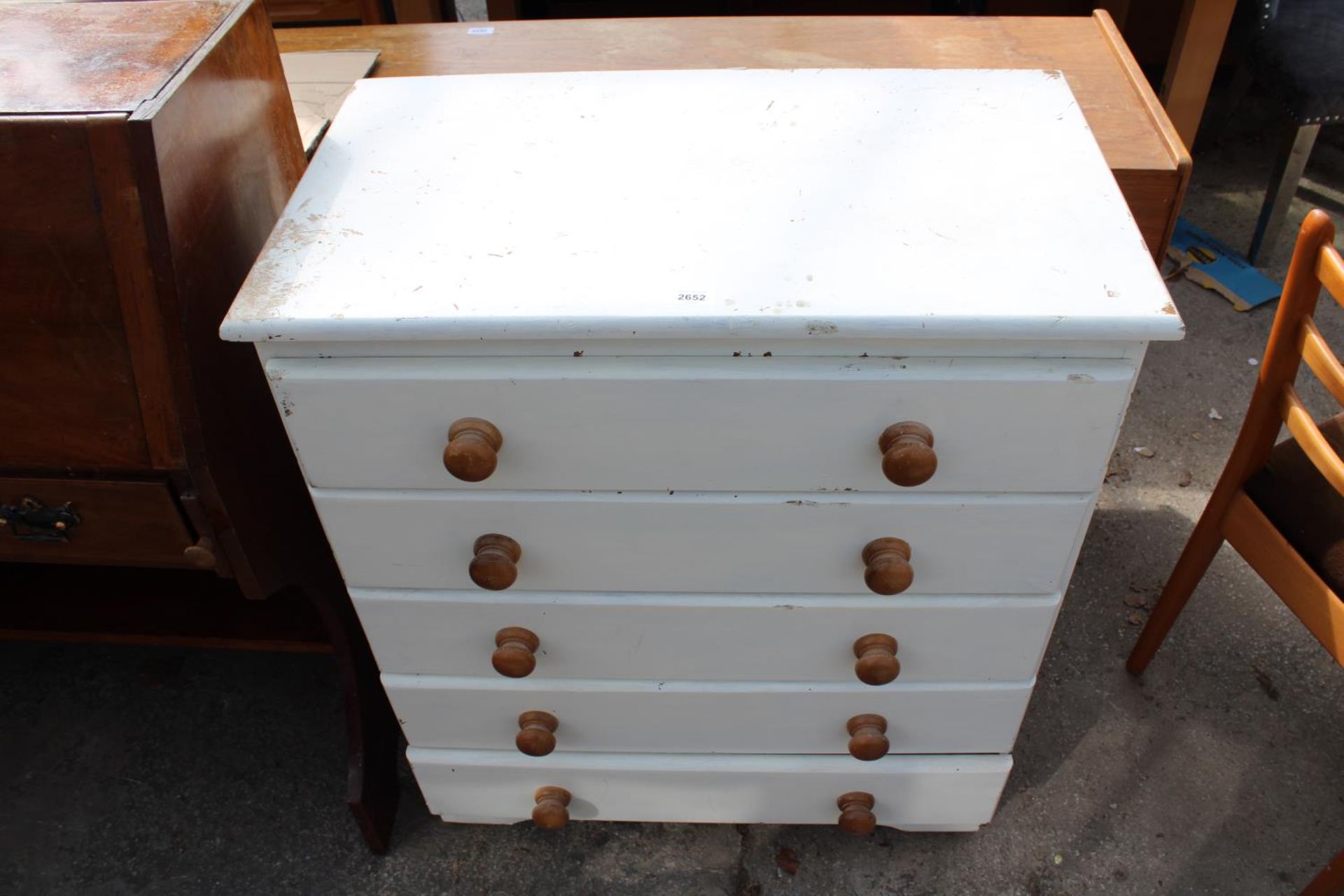 A MODERN WHITE PAINTED CHEST OF 5 DRAWERS, 30" WIDE