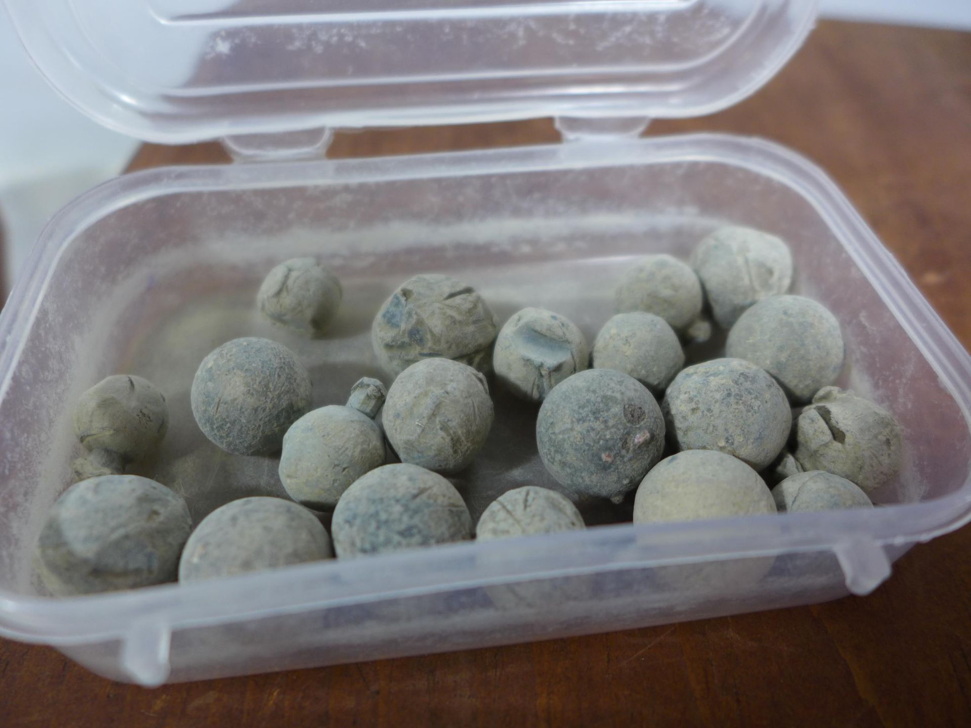 A BOX OF 17TH AND 19TH CENTURY LEAD MUSKET BALLS, TWO WOODEN BOXES - Image 3 of 4