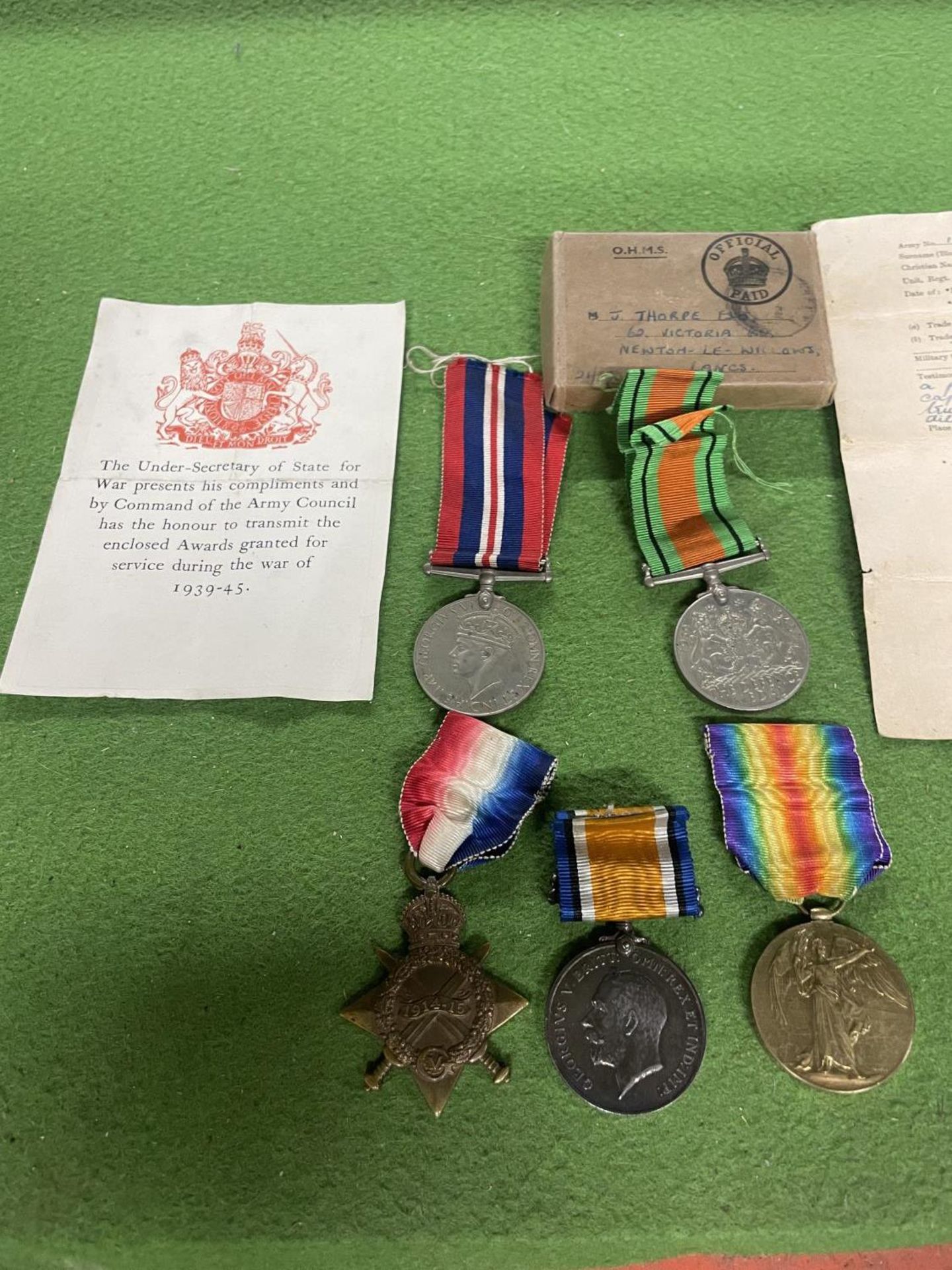 A WW1 MEDAL PAIR AWARDED TO 34260 PRIVATE E UNSWORTH R.A.M.C. TWO WWII MEDALS WITH PAPERWORK. - Bild 2 aus 4