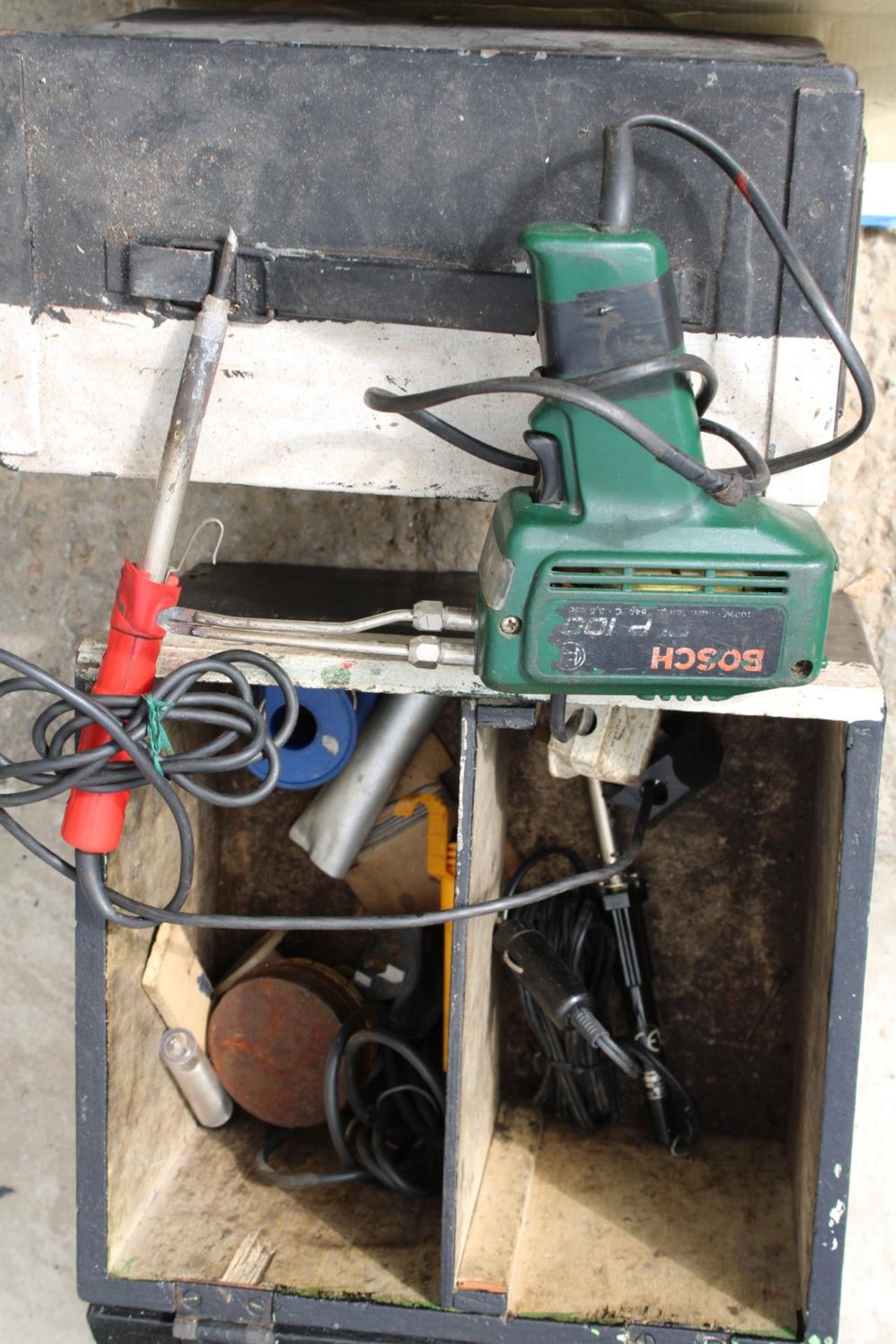 AN ASSORTMENT OF TOOLS TO INCLUDE A 12V WINCH, A HAND WINCH AND A SOLDERING IRON ETC - Image 4 of 4