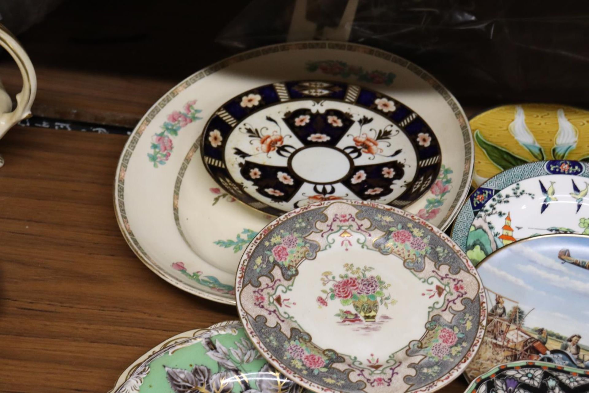 ACOLLECTION OF VINTAGE PLATES TO INCLUDE A LARGE 'INDIAN TREE' PLATTER, WEDGWOOD, ROYAL WORCESTER, - Image 2 of 6