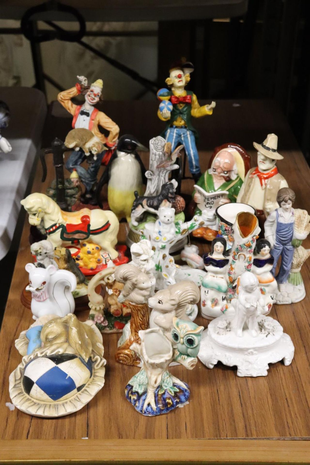 A COLLECTION OF FIGURES TO INCLUDE DOGS, RABBITS, A PENGUIN, STAFFORDSHIRE STYLE, CLOWNS, ETC