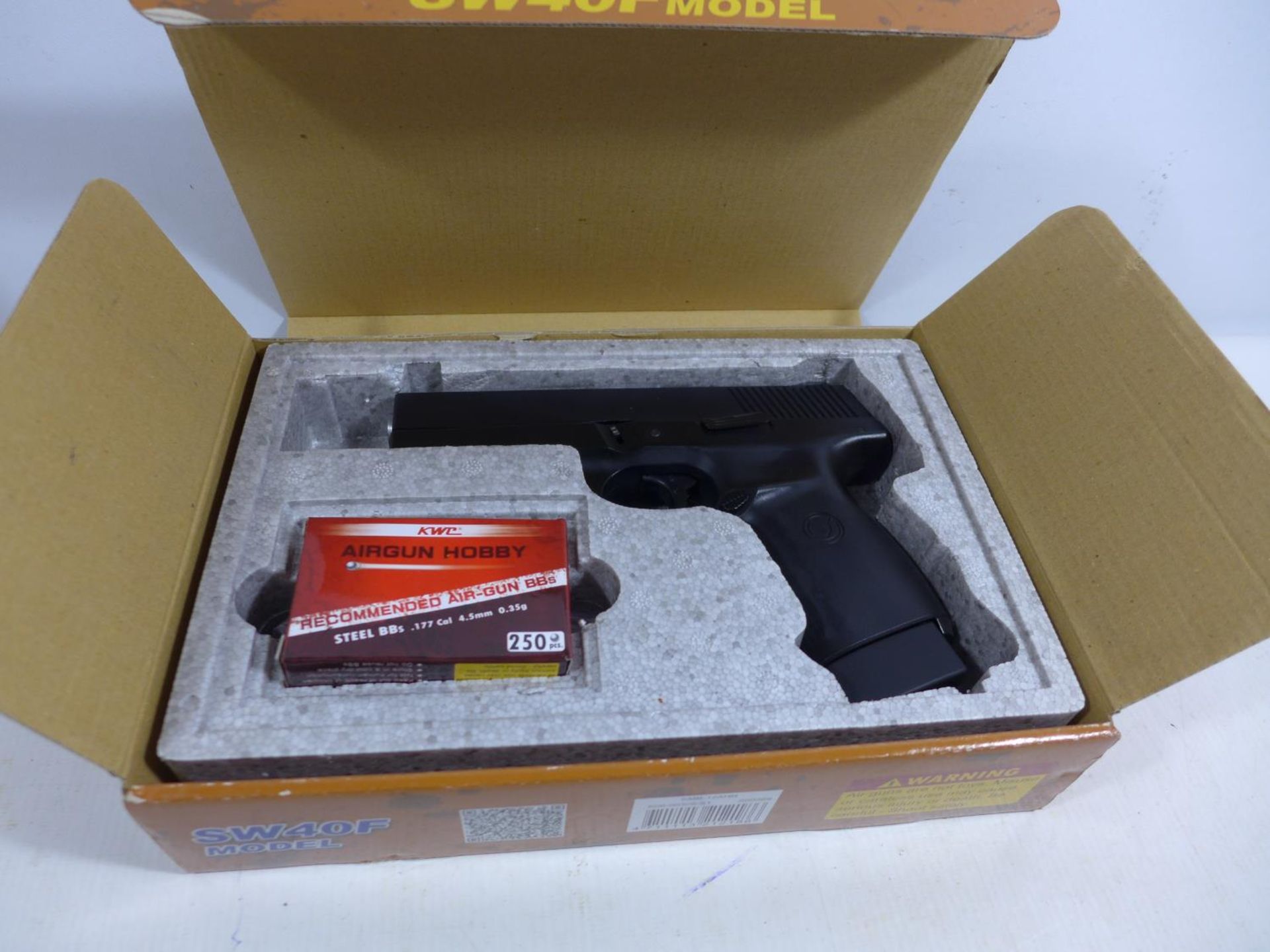 A BOXED AS NEW SW40F MODEL CO2 .177 CALIBRE AIR PISTOL, 11CM BARREL, LENGTH 19.5CM, COMPLETE WITH