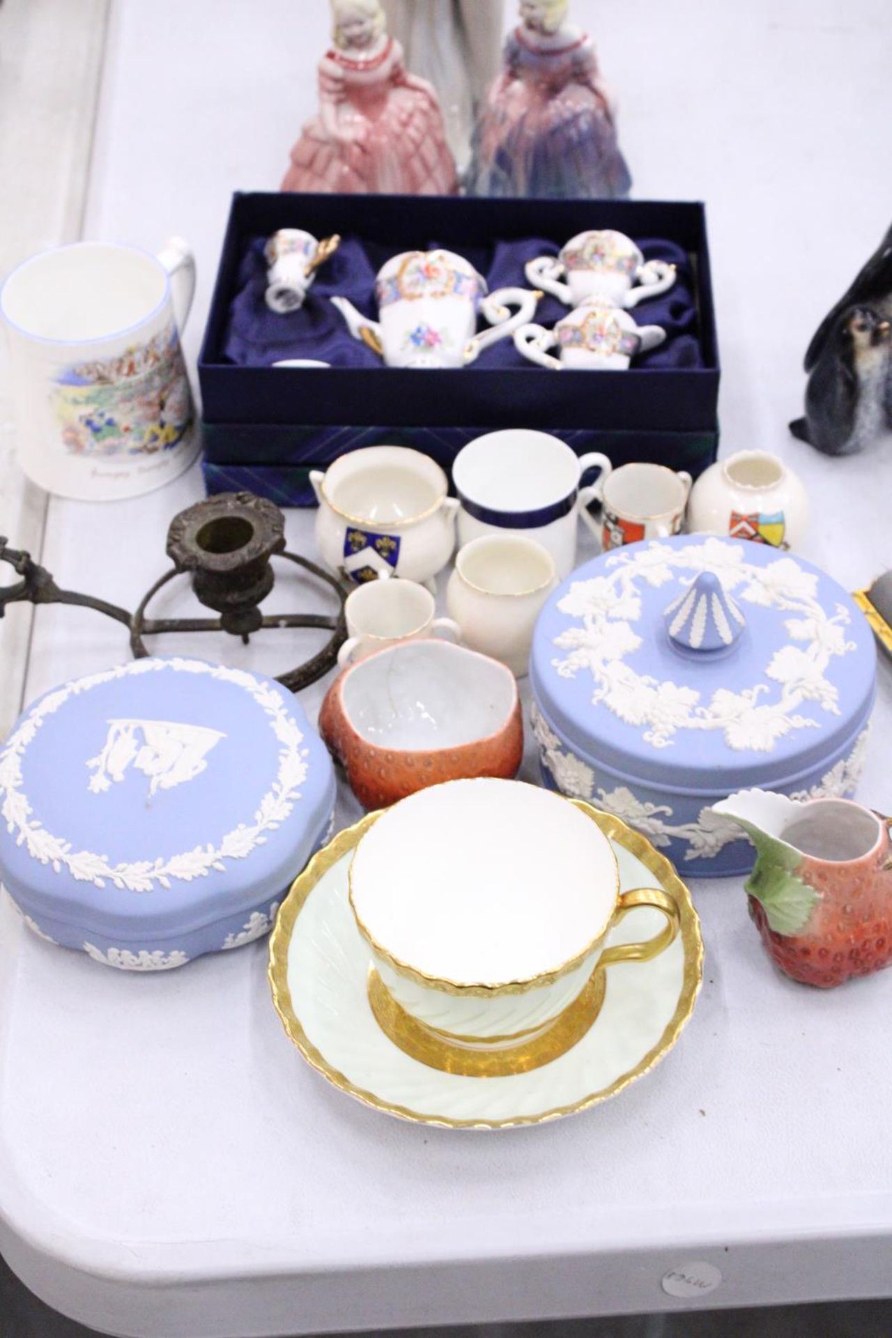 A MIXED LOT TO INCLUDE TWO WEDGEWOOD TRINKET BOXES, A LEONARDO COLLECTION MINIATURE TEASET,
