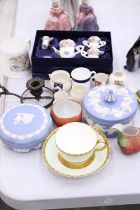 A MIXED LOT TO INCLUDE TWO WEDGEWOOD TRINKET BOXES, A LEONARDO COLLECTION MINIATURE TEASET,