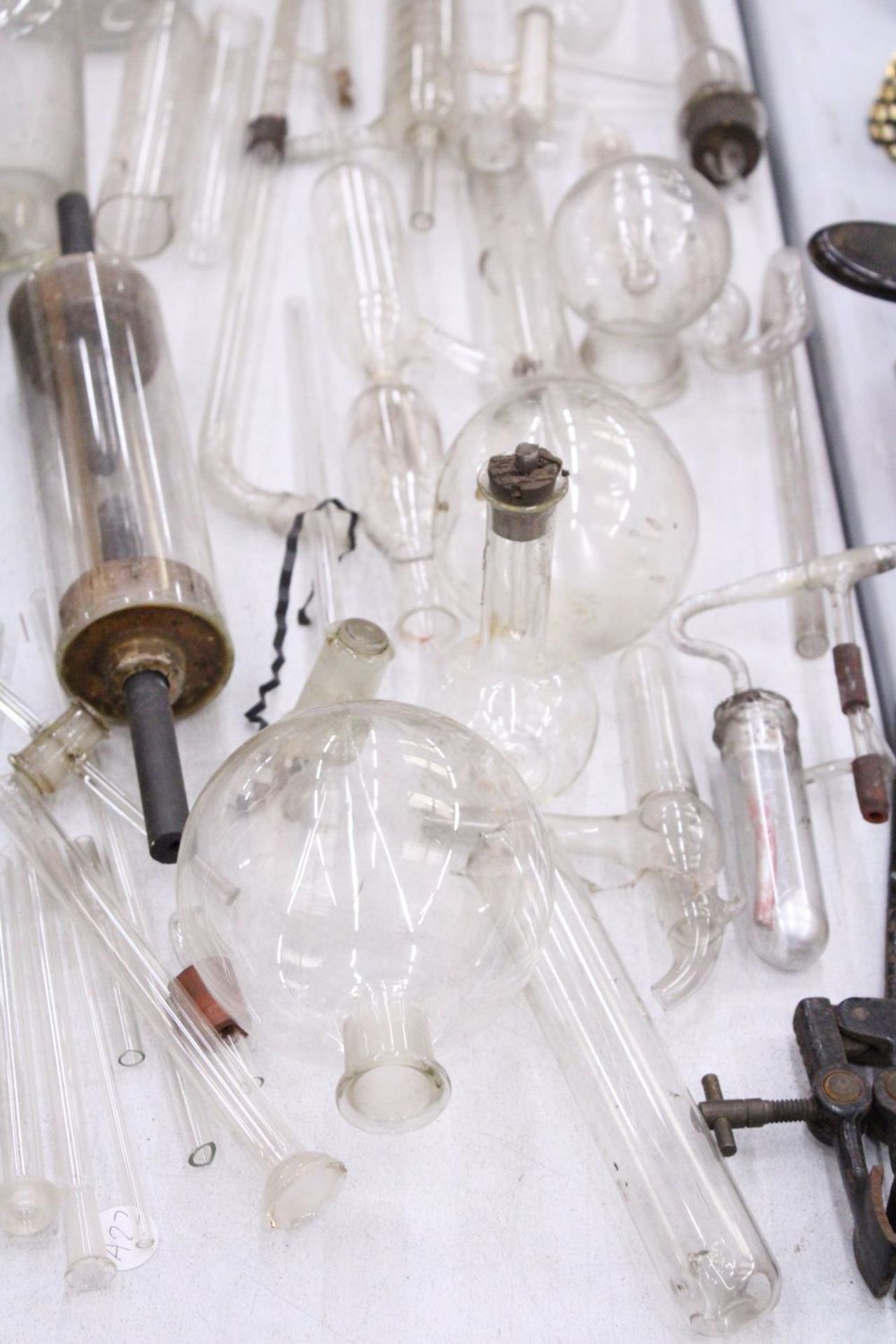 A SELECTION OF LABORATORY GLASSWARE EQUIPMENT TO INCLUDE TUBES ETC - Image 4 of 5