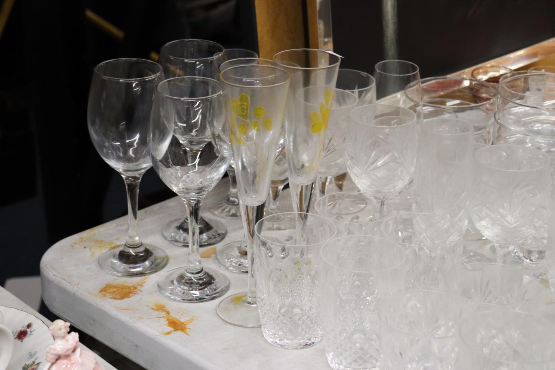 A LARGE QUANTITY OF GLASSES TO INCLUDE CHAMPAGNE FLUTES, WINE, SHERRY, TUMBLERS, DESSERT BOWLS, ETC - Image 3 of 6