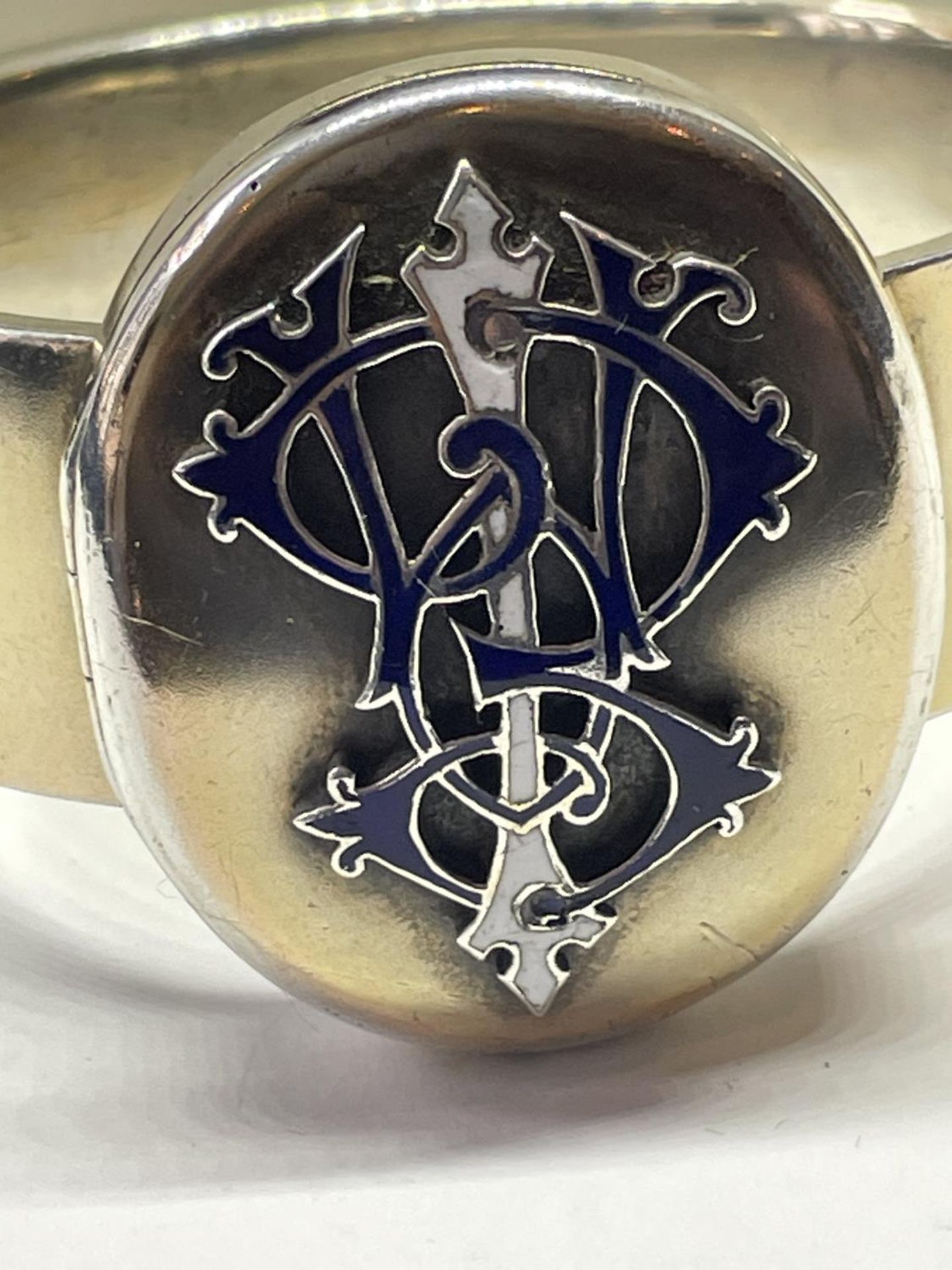 A VICTORIAN COAT OF ARMS BANGLE - Image 2 of 4