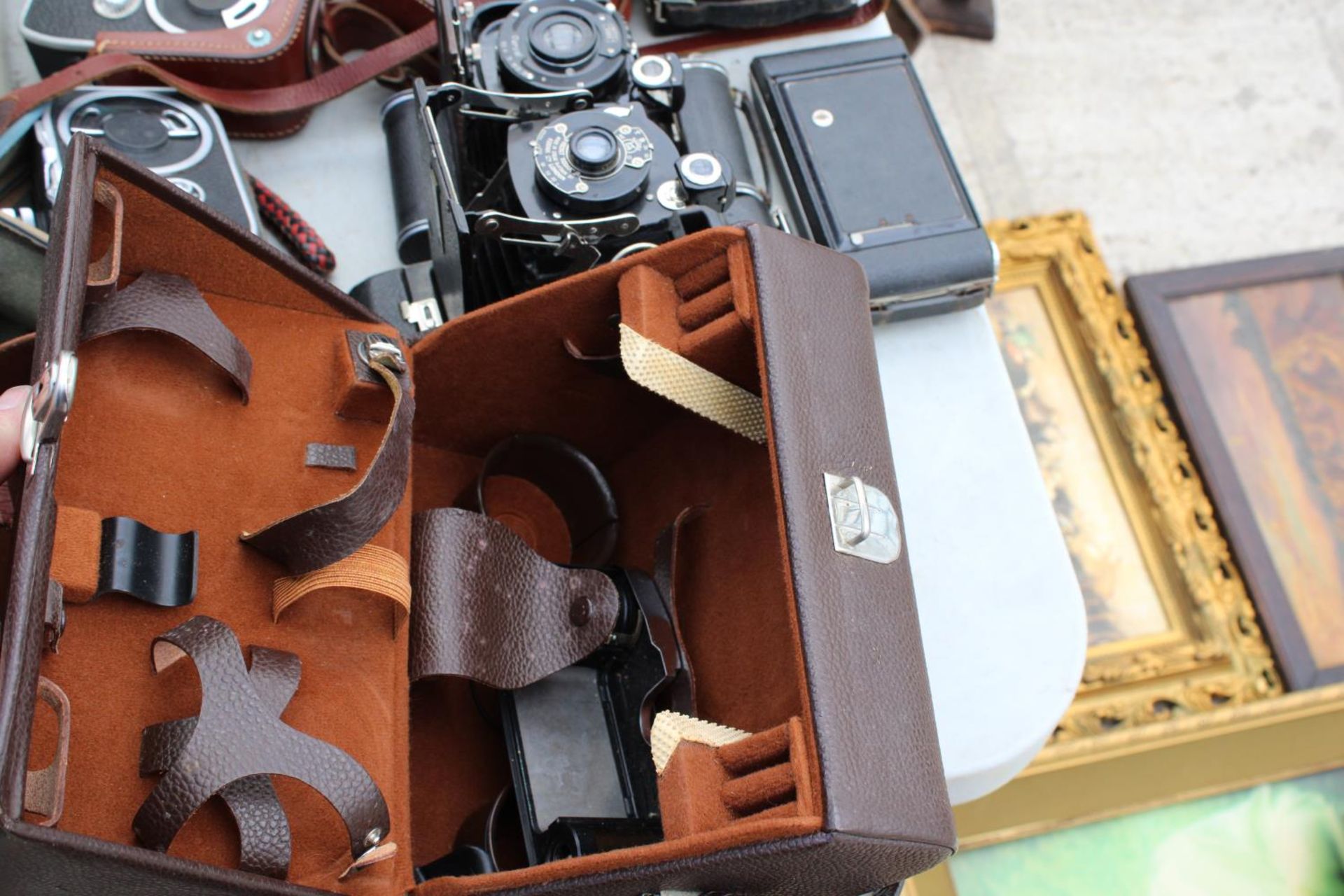 AN ASSORTMENT OF PHOTOGRAPHY EQUIPMENT TO INCLUDE MINOLTA CAMERA, PROJECTORS AND A ZEISS COCARETTE - Image 6 of 6