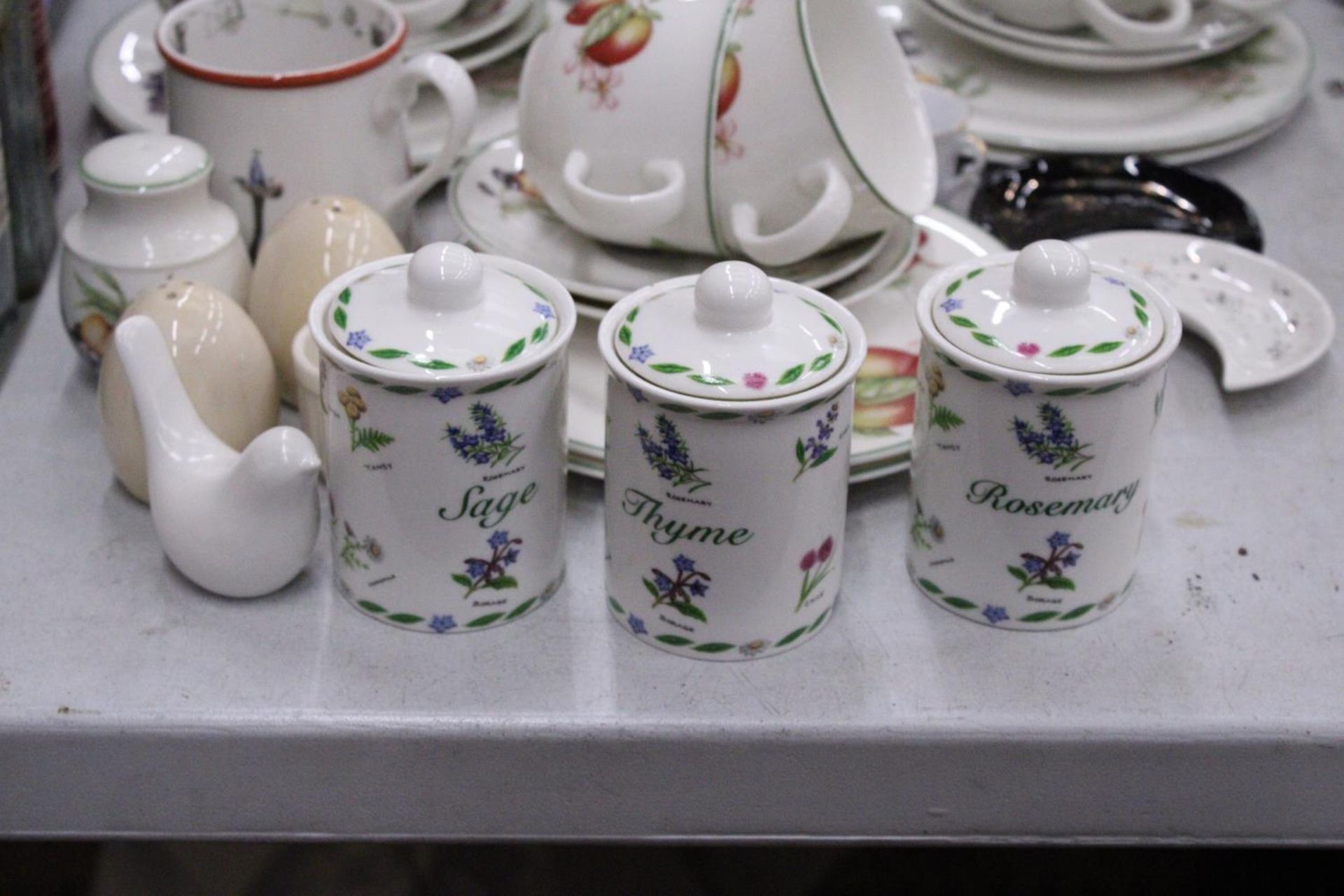 A QUANTITY OF MARKS AND SPENCERS DINNERWARE TO INCLUDE VARIOUS SIZES OF PLATES, A CREAM JUG, SUGAR - Bild 2 aus 7