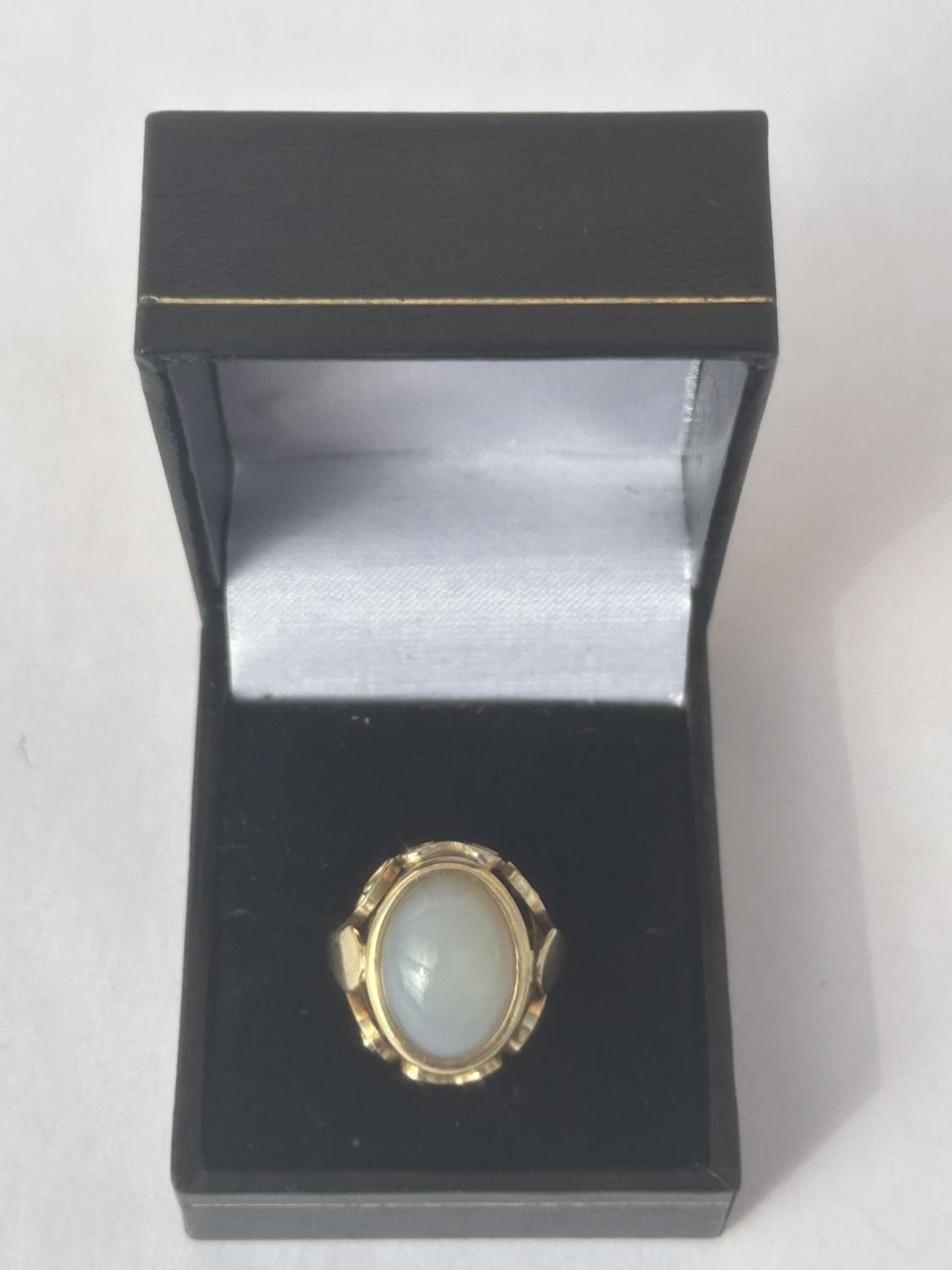 A 14CT GOLD WHITE QUARTZ CABOCHON DRESS RING, SIZE L, WEIGHT 5.11 G, COMPLETE WITH PRESENTATION BOX - Image 4 of 4