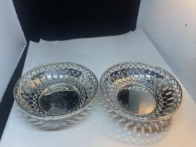 A PAIR OF HALLMARKED SHEFFIELD SILVER PIERCED DISHES