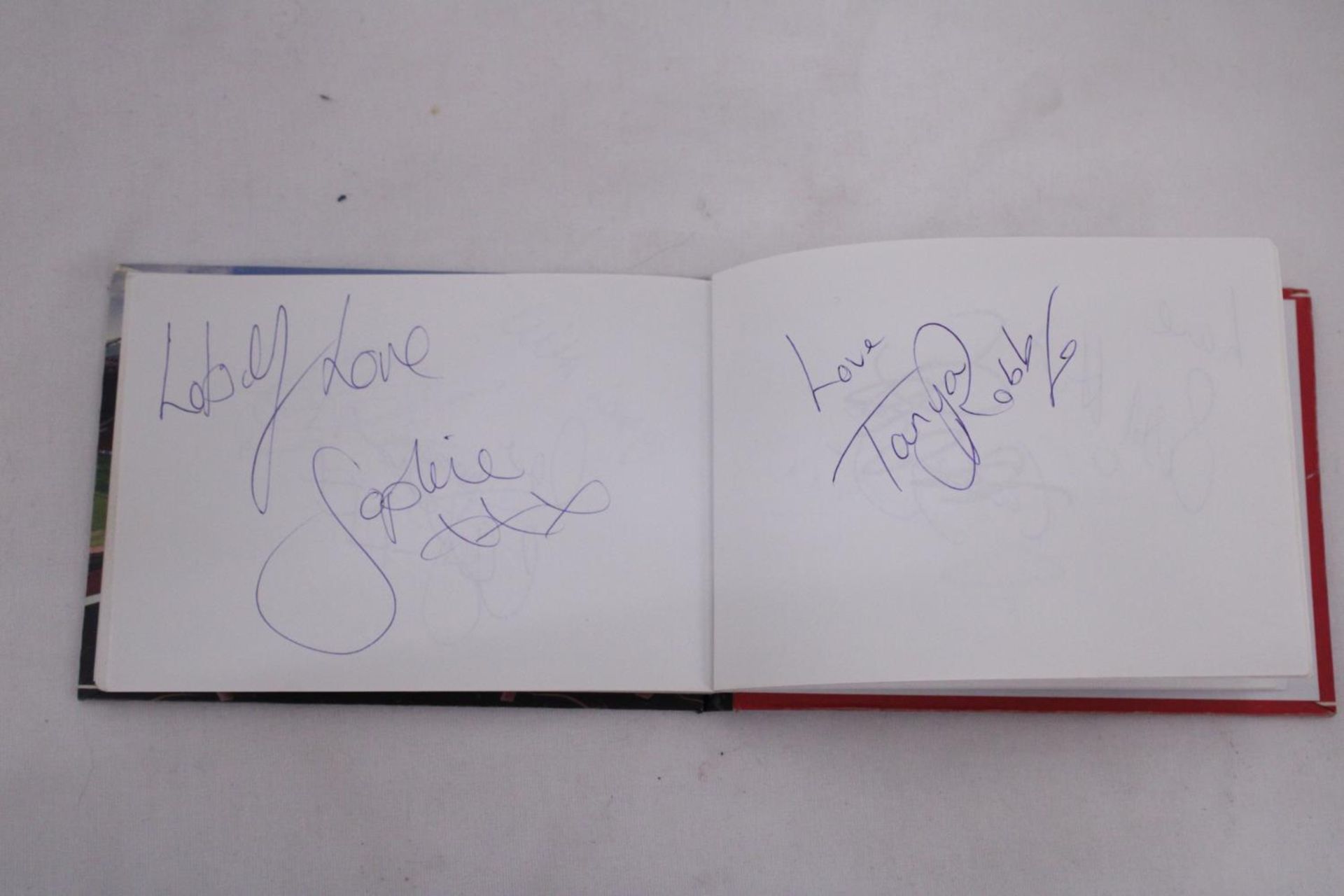 AN AUTOGRAPH BOOK FOR MACCLESFIELD DANCER, CRAIG, WHEN HE DANCED WITH MICHAEL JACKSON ON THE ' - Image 3 of 5