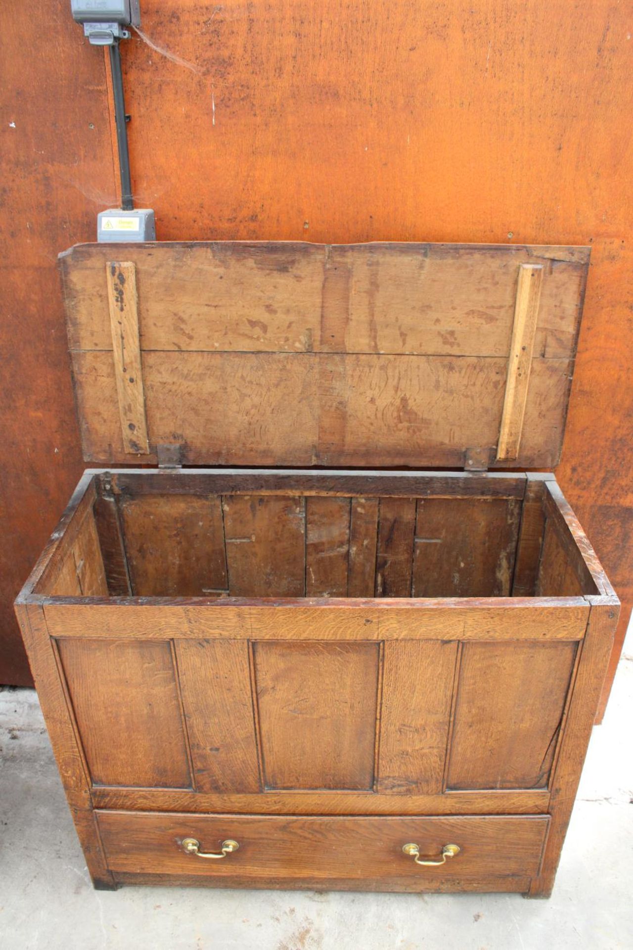 AN OAK GEORGE III BLANKET CHEST WITH 3 PANEL FRONT AND SINGLE DRAWER TO BASE, 41.5" WIDE - Image 3 of 5