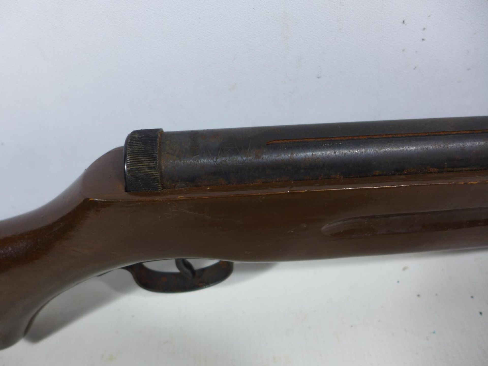 A .22 CALIBRE AIR RIFLE SERIAL NUMBER 110424451, 36CM BARREL, LENGTH 96CM, TOGETHER WITH SLIP CASE - Image 5 of 8