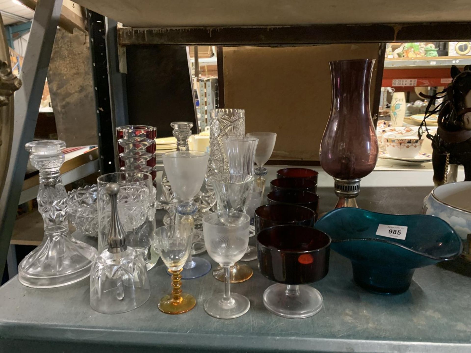 A MIXED LOT OF GLASSEWARE TO INCLUDE CANDLESTICKS, VASES, DESSERT BOWLS ETC - Image 3 of 5