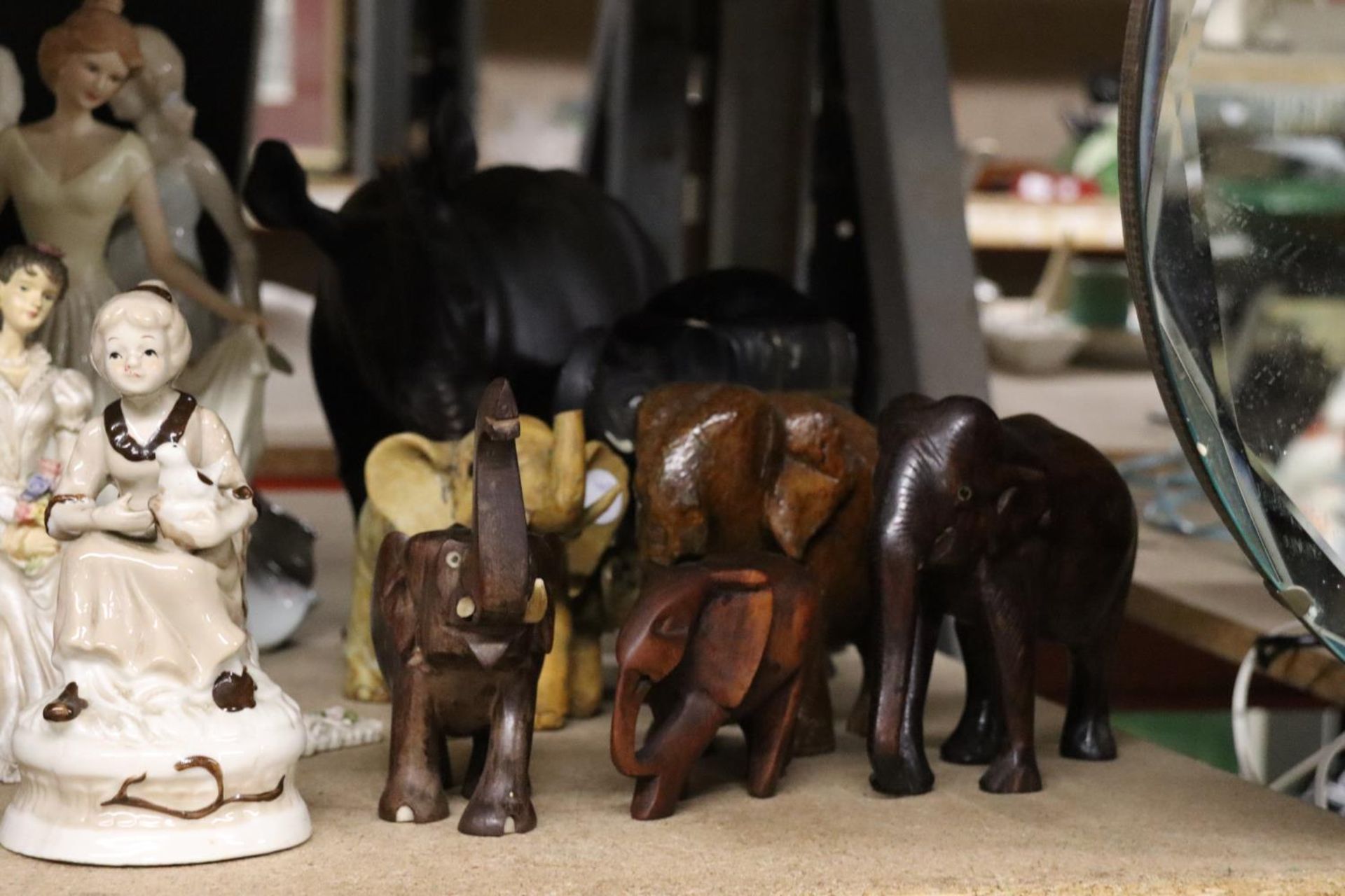 A COLLECTION OF ANIMAL FIGURES TO INCLUDE ELEPHANTS AND A RHINOCEROUS